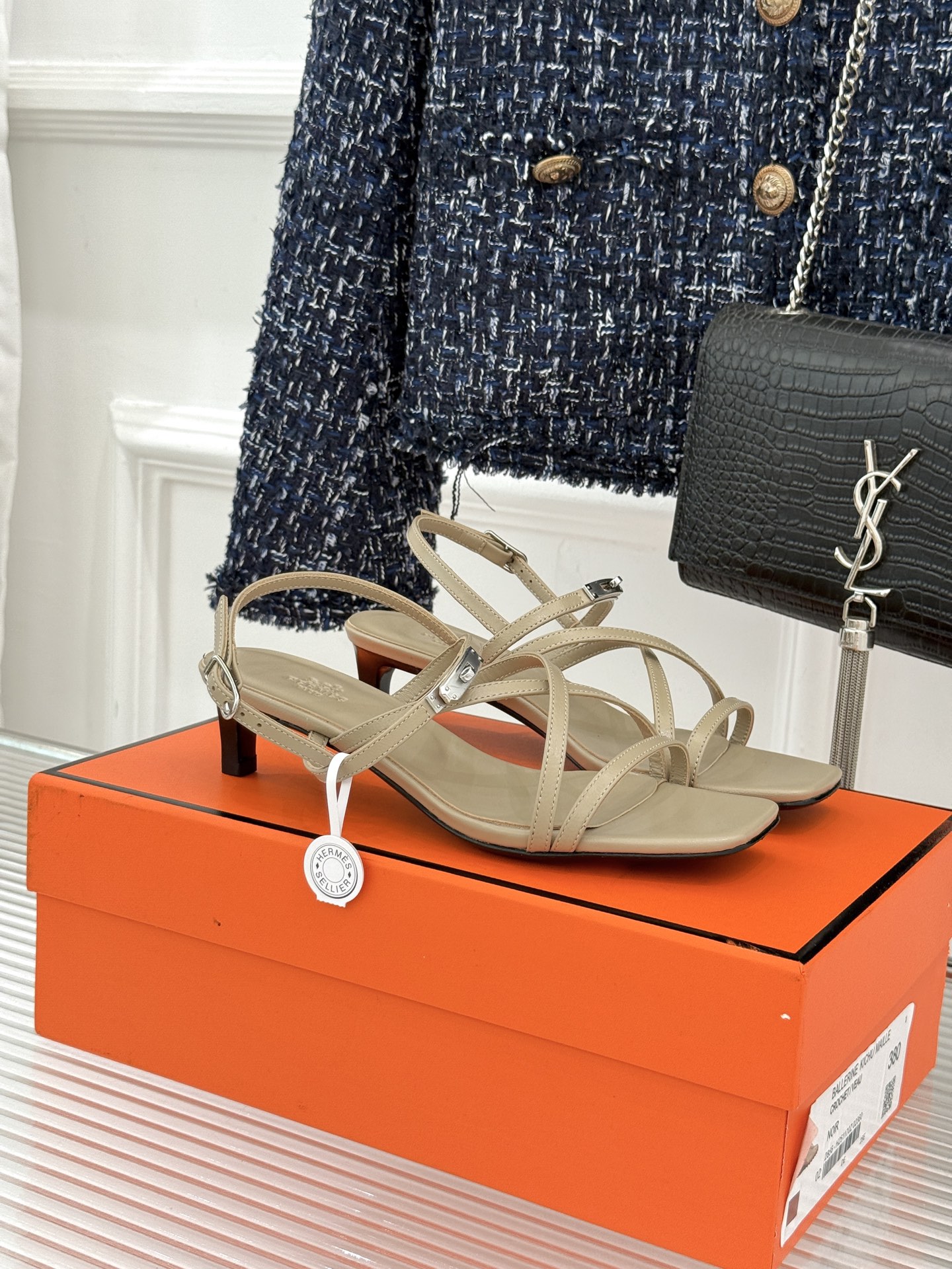 Hermès/爱马仕25WF新品Kelly扣细带猫跟凉鞋当Kelly包的传奇基因邂逅夏日步履这款凉鞋便成