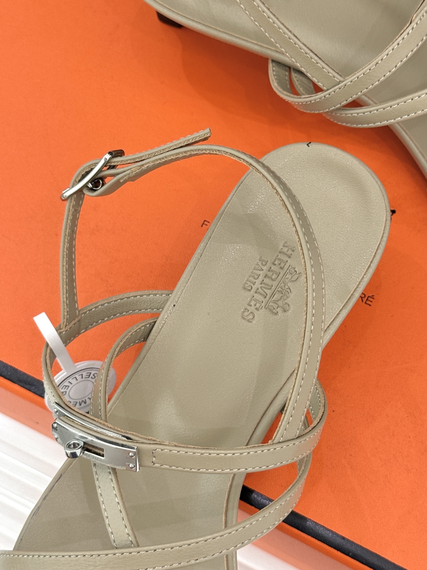Hermès/爱马仕25WF新品Kelly扣细带猫跟凉鞋当Kelly包的传奇基因邂逅夏日步履这款凉鞋便成