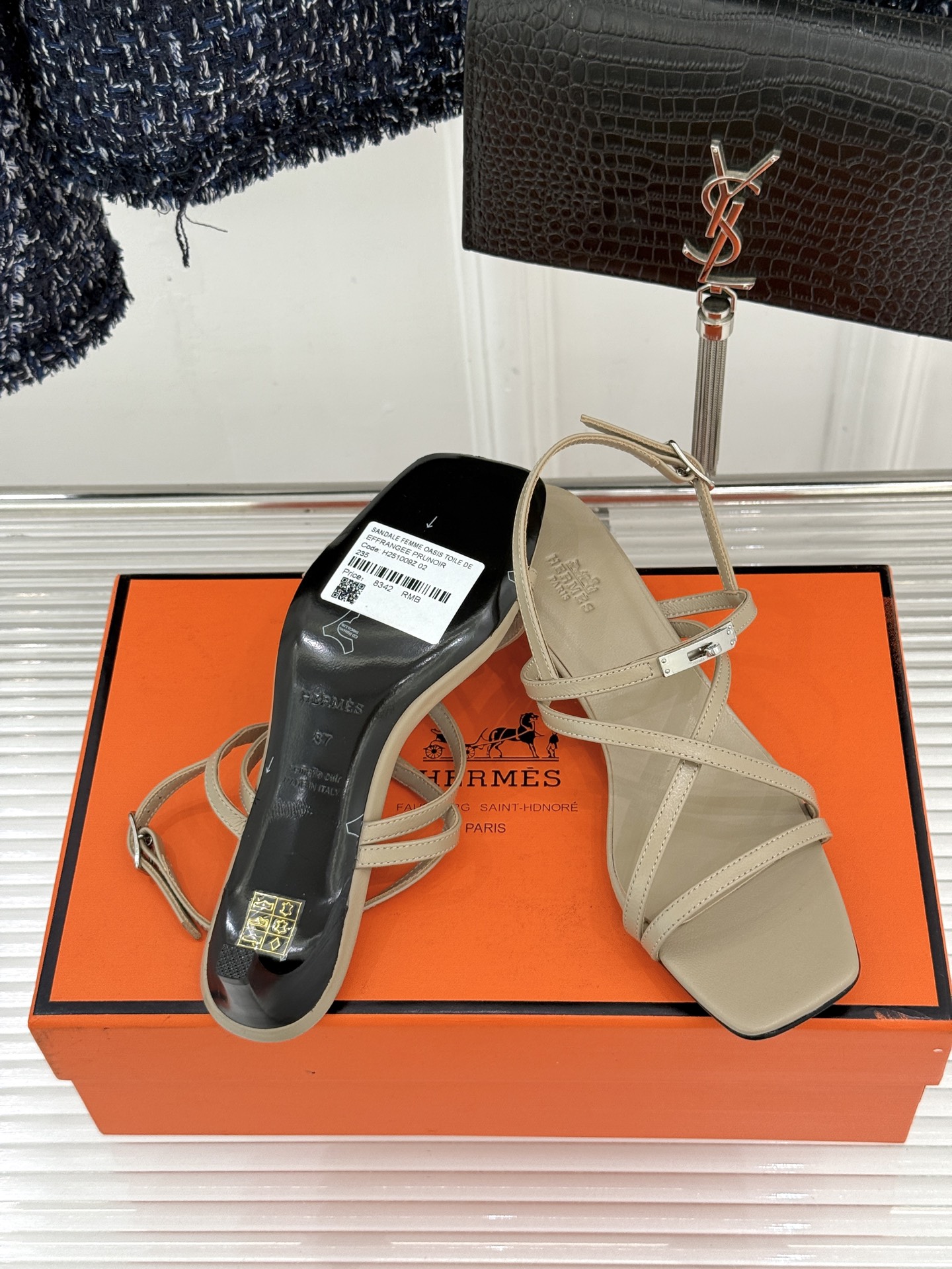 Hermès/爱马仕25WF新品Kelly扣细带猫跟凉鞋当Kelly包的传奇基因邂逅夏日步履这款凉鞋便成