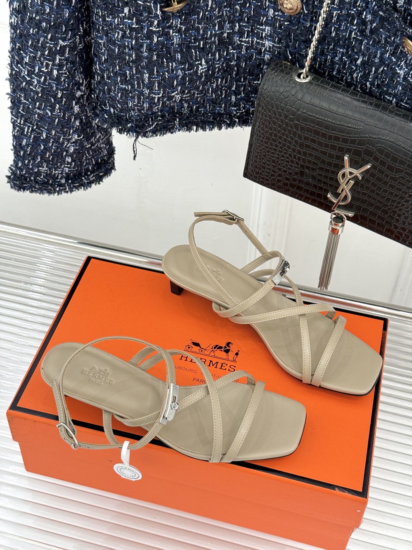 Hermès/爱马仕25WF新品Kelly扣细带猫跟凉鞋当Kelly包的传奇基因邂逅夏日步履这款凉鞋便成