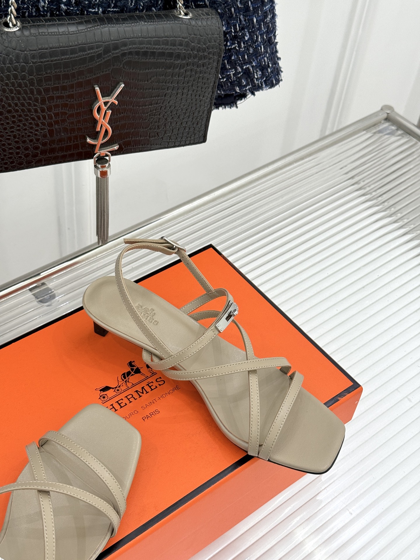 Hermès/爱马仕25WF新品Kelly扣细带猫跟凉鞋当Kelly包的传奇基因邂逅夏日步履这款凉鞋便成