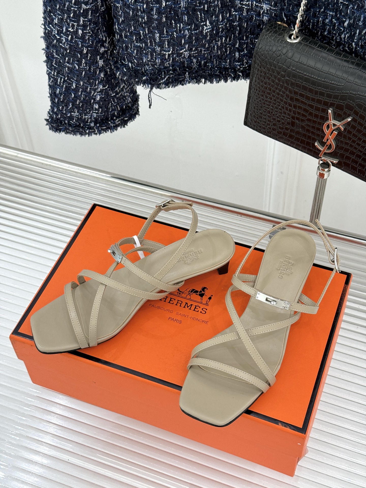 Hermès/爱马仕25WF新品Kelly扣细带猫跟凉鞋当Kelly包的传奇基因邂逅夏日步履这款凉鞋便成