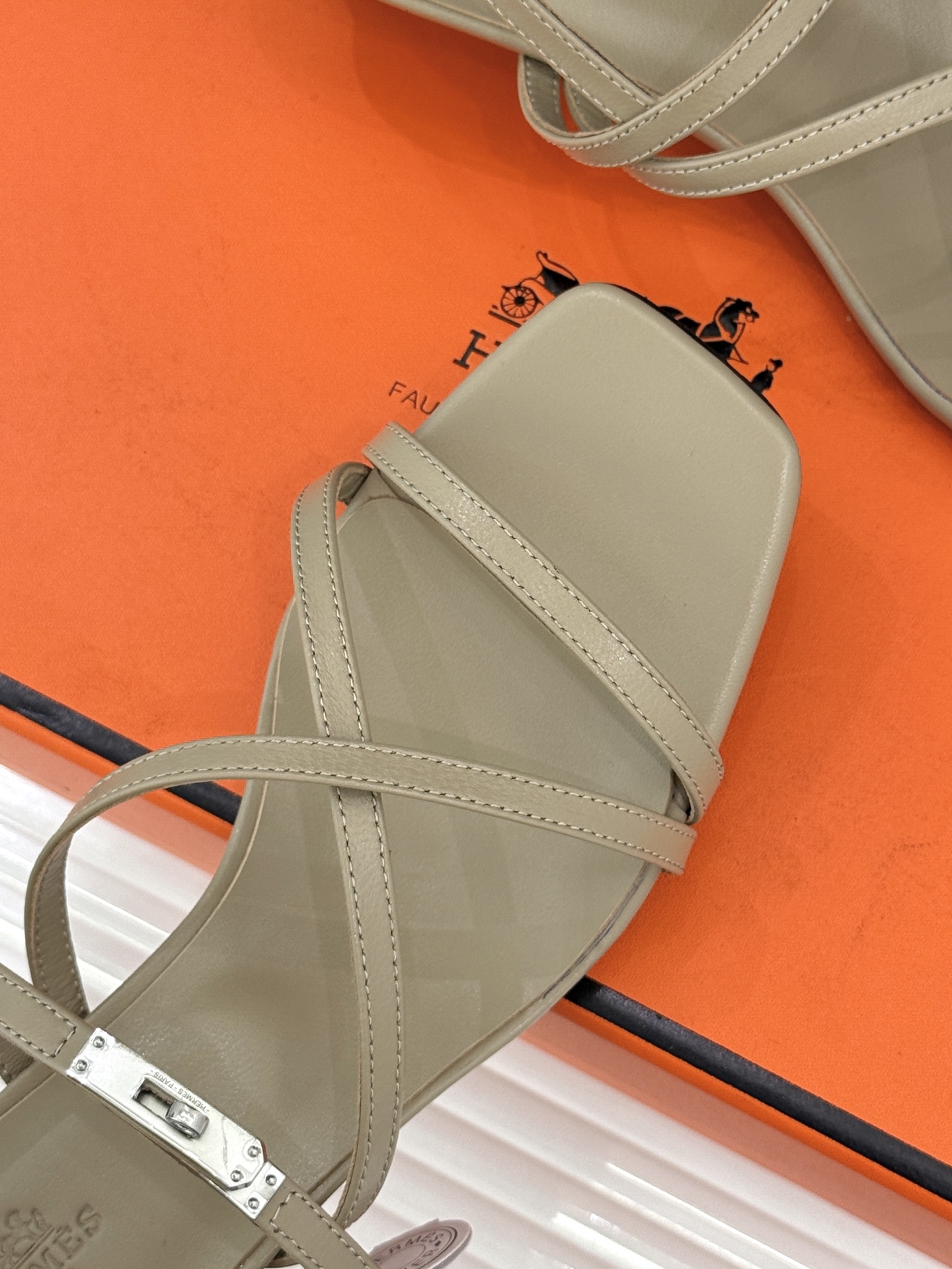 Hermès/爱马仕25WF新品Kelly扣细带猫跟凉鞋当Kelly包的传奇基因邂逅夏日步履这款凉鞋便成