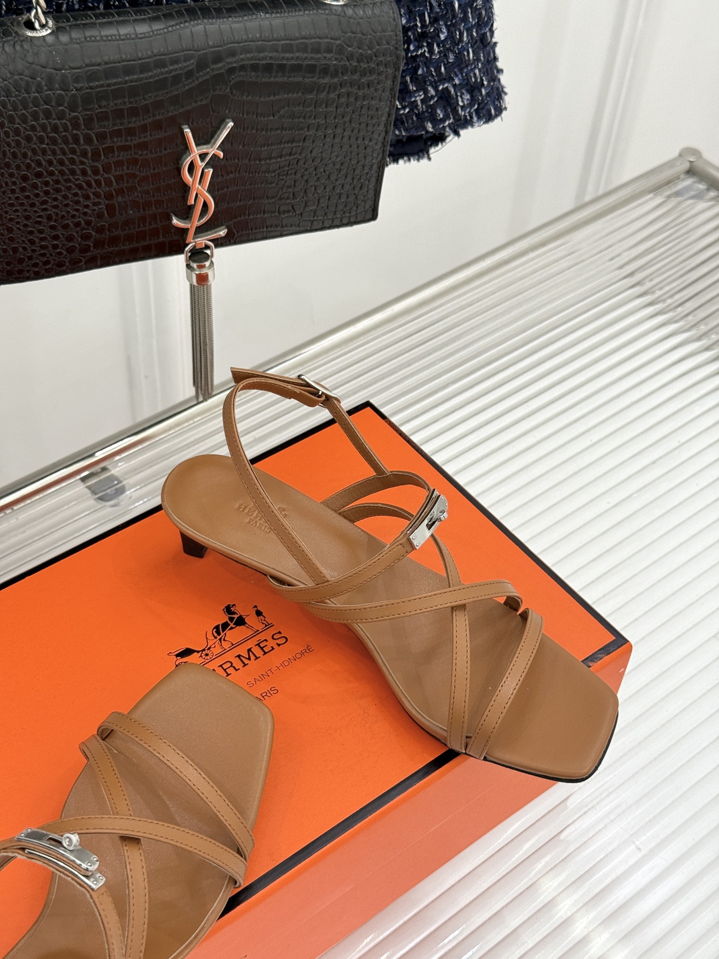 Hermès/爱马仕25WF新品Kelly扣细带猫跟凉鞋当Kelly包的传奇基因邂逅夏日步履这款凉鞋便成