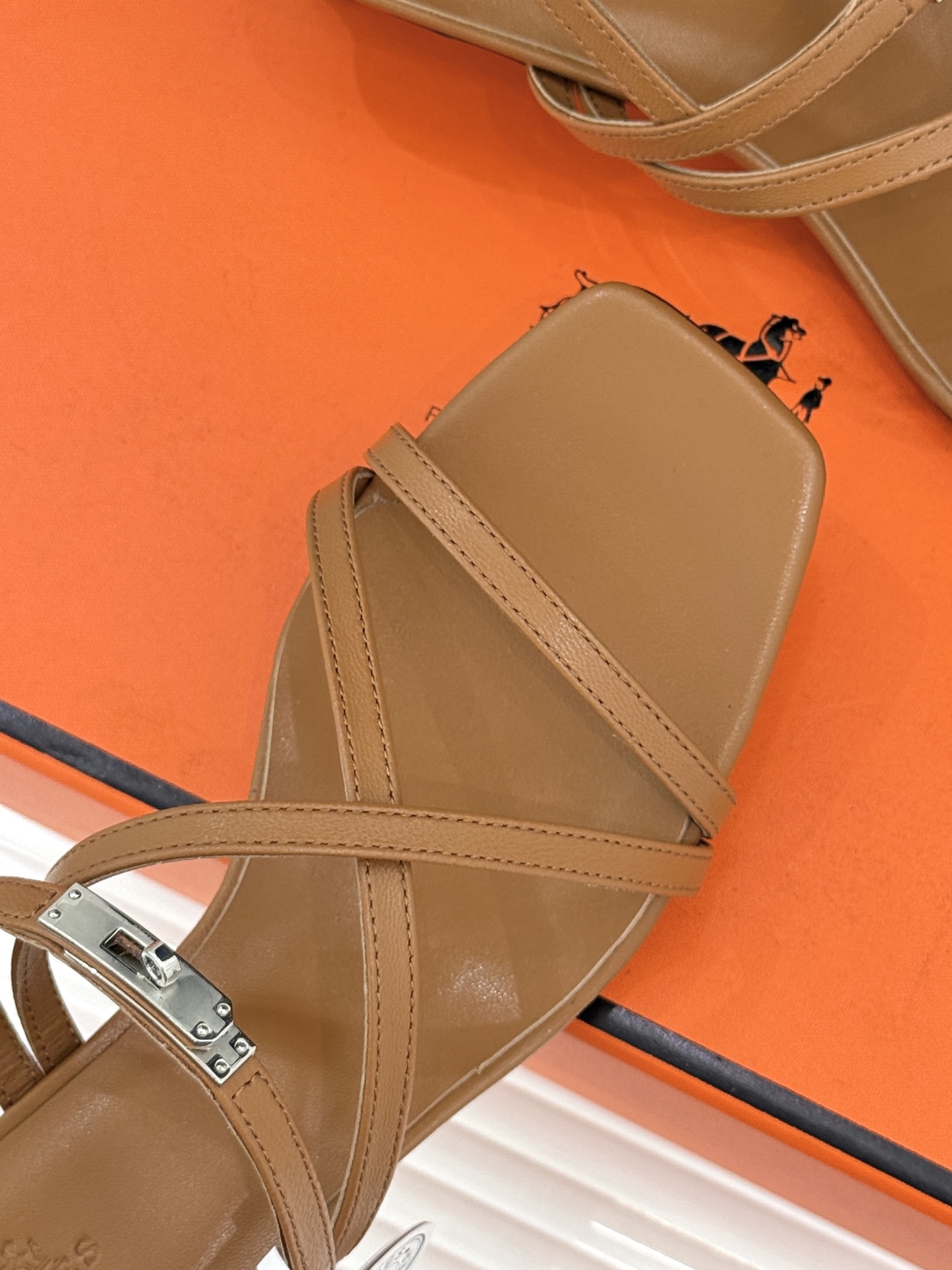 Hermès/爱马仕25WF新品Kelly扣细带猫跟凉鞋当Kelly包的传奇基因邂逅夏日步履这款凉鞋便成