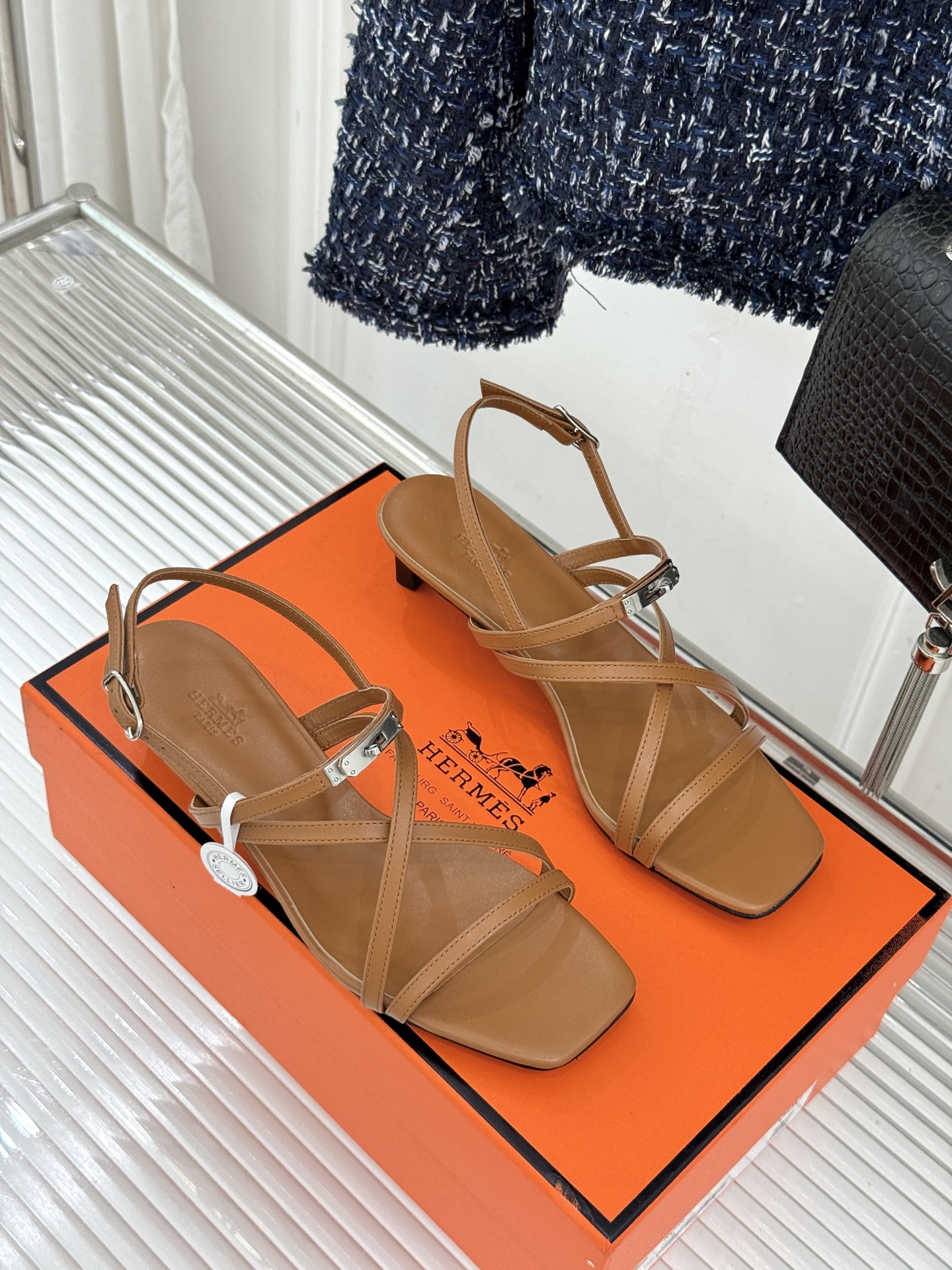 Hermès/爱马仕25WF新品Kelly扣细带猫跟凉鞋当Kelly包的传奇基因邂逅夏日步履这款凉鞋便成