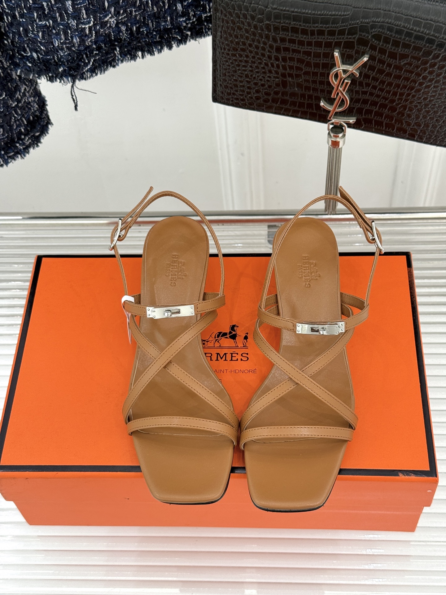 Hermès/爱马仕25WF新品Kelly扣细带猫跟凉鞋当Kelly包的传奇基因邂逅夏日步履这款凉鞋便成