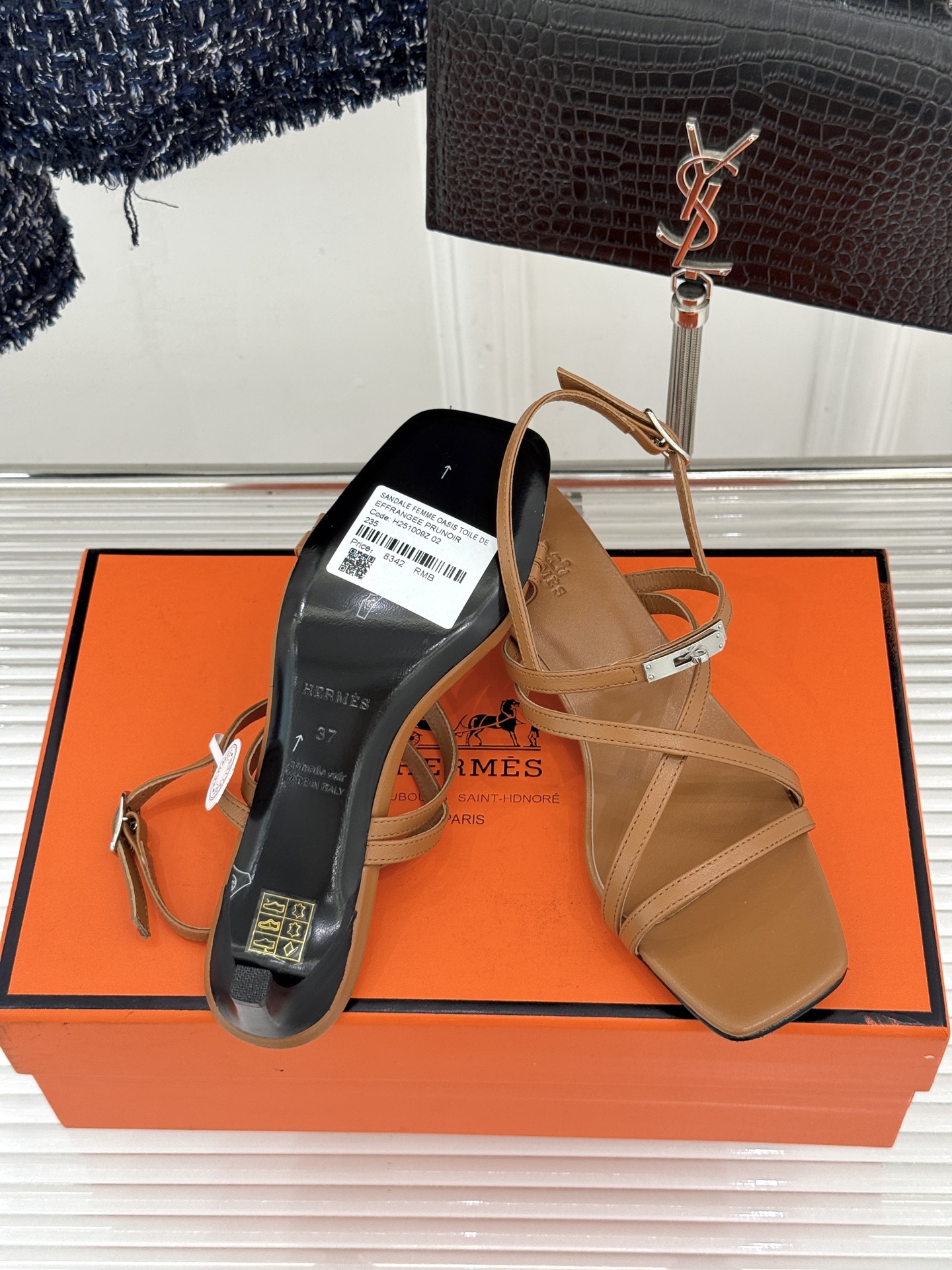 Hermès/爱马仕25WF新品Kelly扣细带猫跟凉鞋当Kelly包的传奇基因邂逅夏日步履这款凉鞋便成