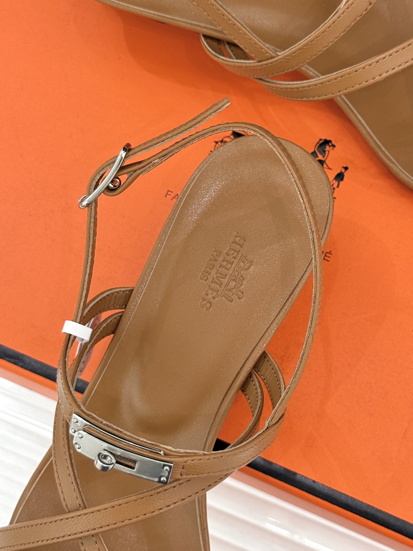 Hermès/爱马仕25WF新品Kelly扣细带猫跟凉鞋当Kelly包的传奇基因邂逅夏日步履这款凉鞋便成