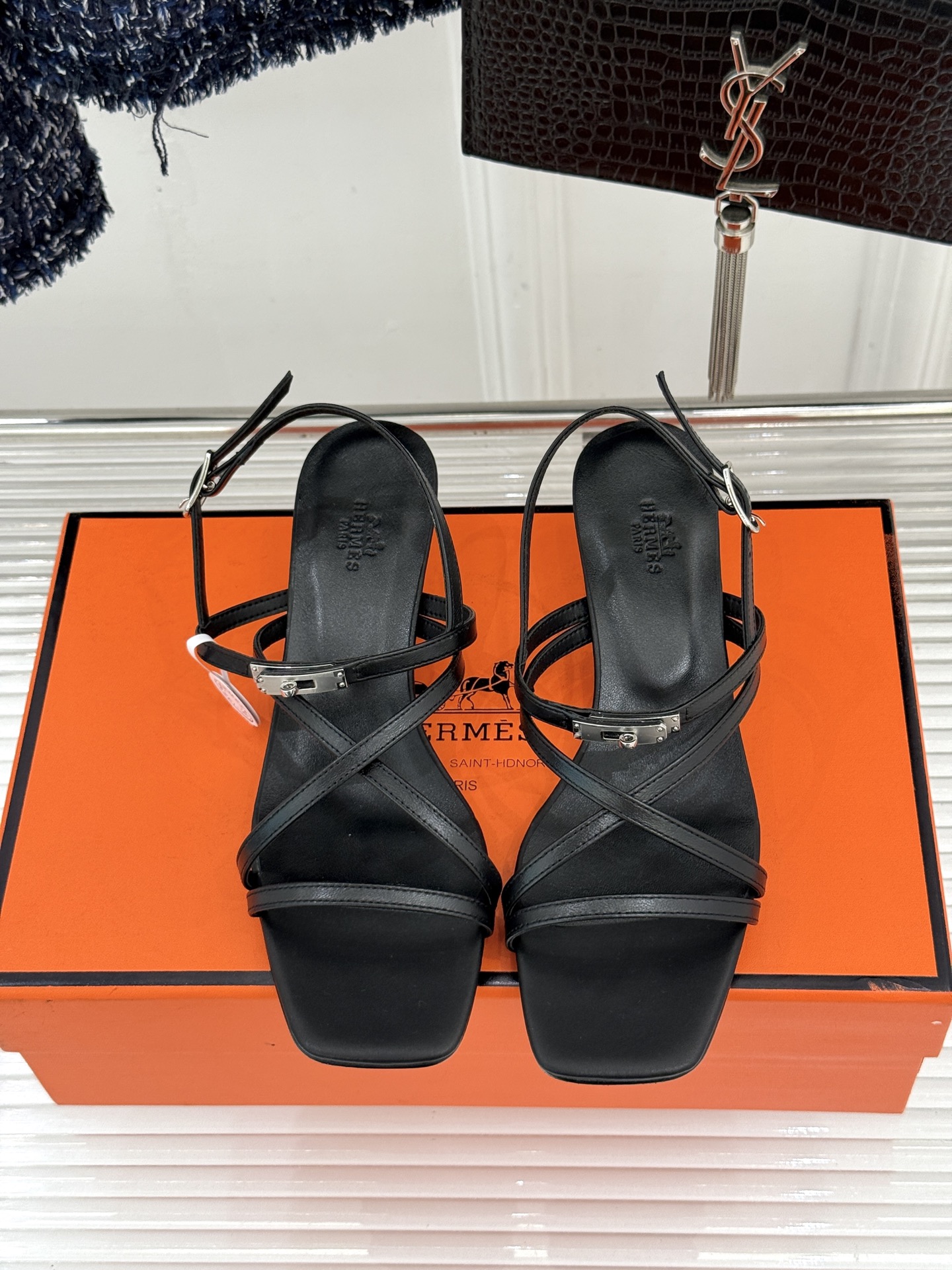Hermès/爱马仕25WF新品Kelly扣细带猫跟凉鞋当Kelly包的传奇基因邂逅夏日步履这款凉鞋便成