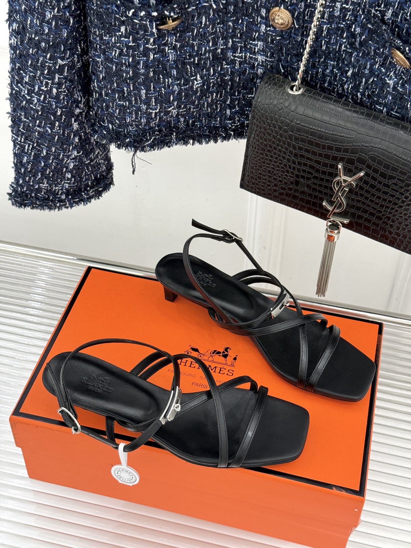 Hermès/爱马仕25WF新品Kelly扣细带猫跟凉鞋当Kelly包的传奇基因邂逅夏日步履这款凉鞋便成