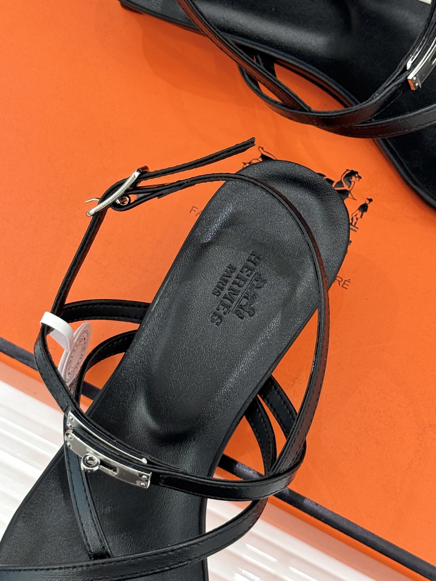Hermès/爱马仕25WF新品Kelly扣细带猫跟凉鞋当Kelly包的传奇基因邂逅夏日步履这款凉鞋便成