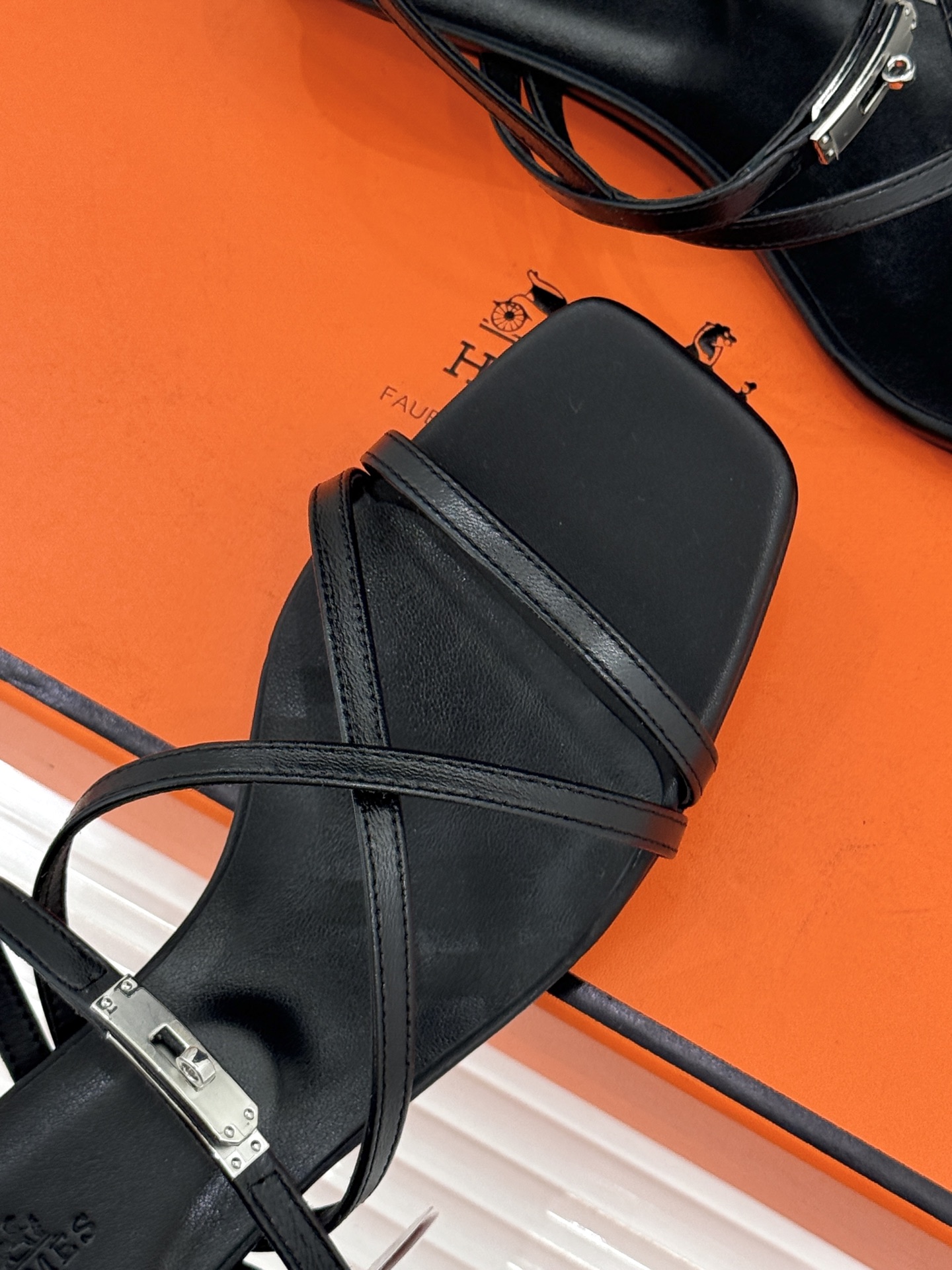 Hermès/爱马仕25WF新品Kelly扣细带猫跟凉鞋当Kelly包的传奇基因邂逅夏日步履这款凉鞋便成