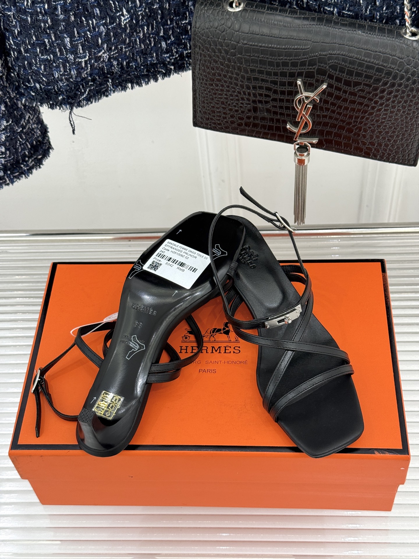 Hermès/爱马仕25WF新品Kelly扣细带猫跟凉鞋当Kelly包的传奇基因邂逅夏日步履这款凉鞋便成