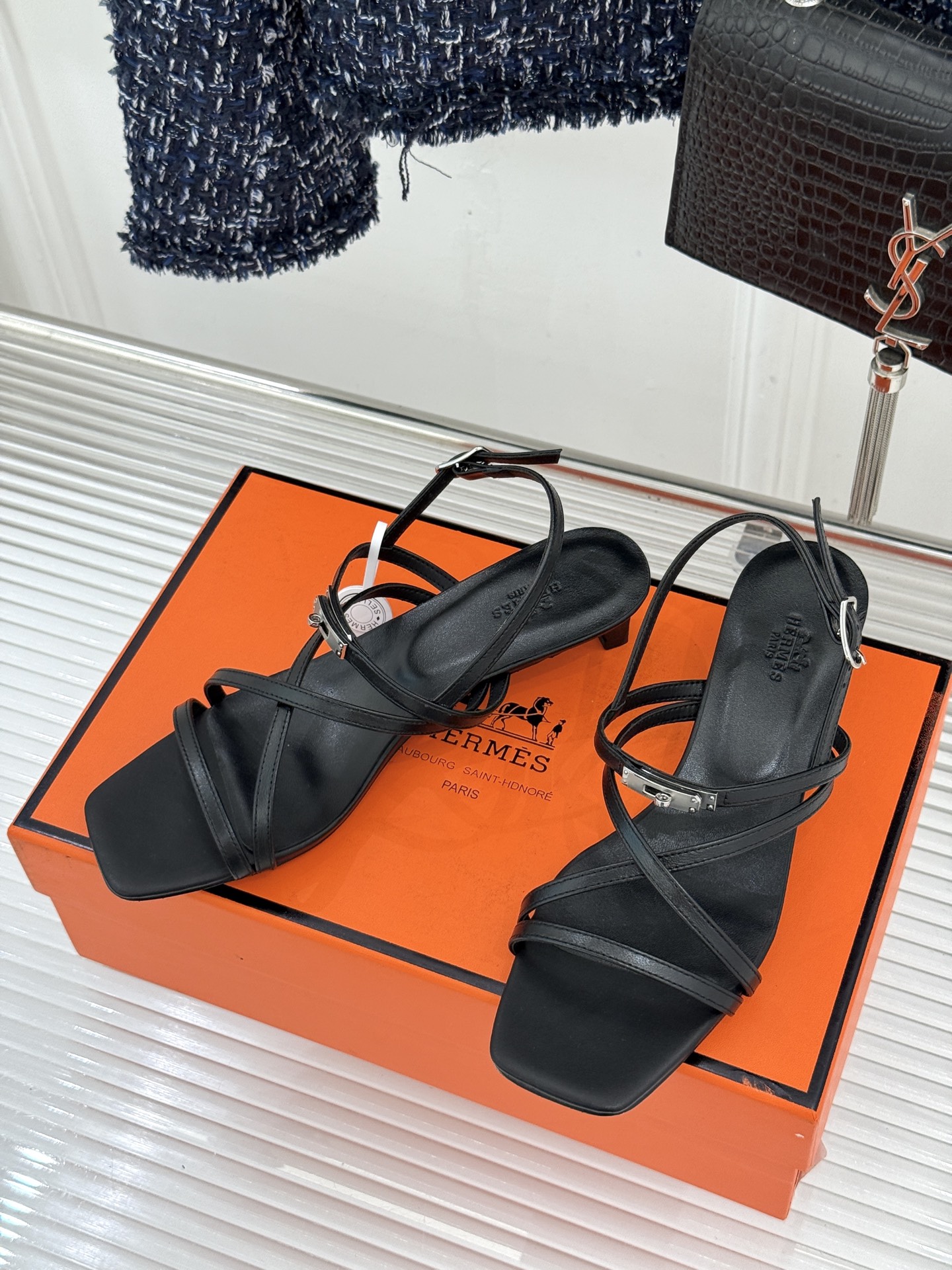 Hermès/爱马仕25WF新品Kelly扣细带猫跟凉鞋当Kelly包的传奇基因邂逅夏日步履这款凉鞋便成