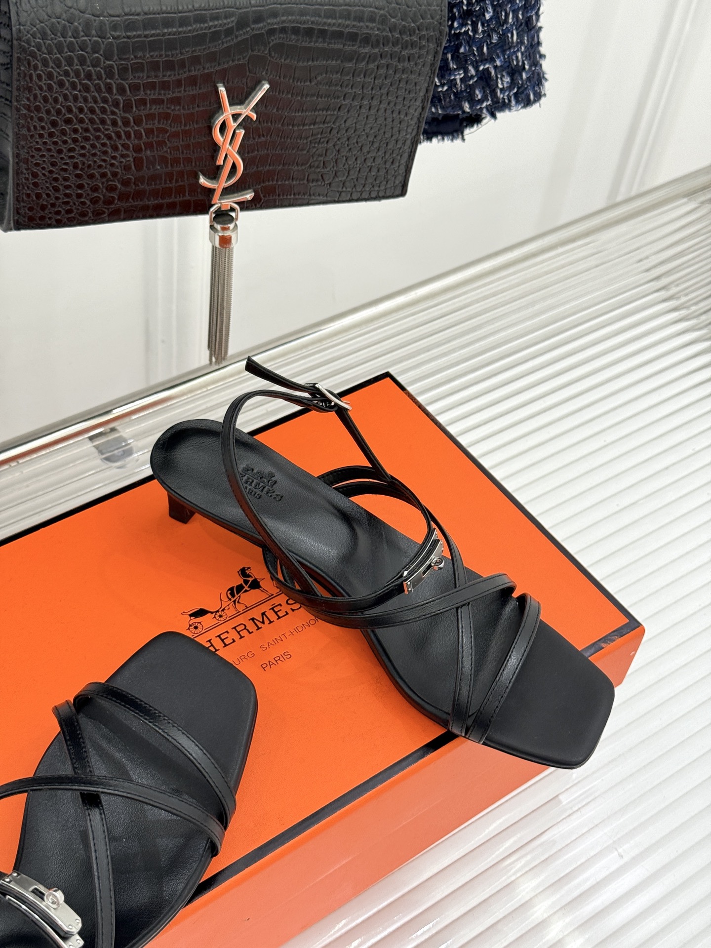 Hermès/爱马仕25WF新品Kelly扣细带猫跟凉鞋当Kelly包的传奇基因邂逅夏日步履这款凉鞋便成