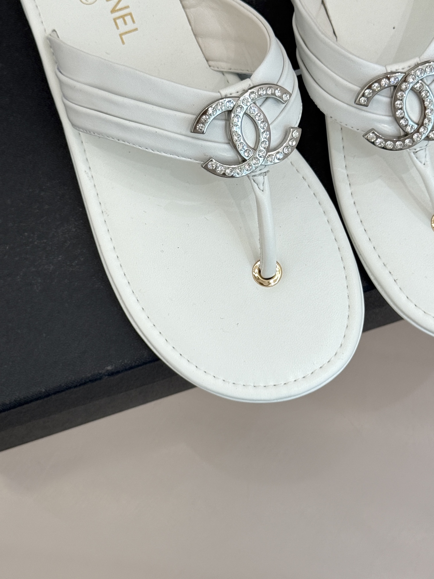 CHANE* ｜小香26M双C度假风夹脚人字拖将经典双C烙印融入简约夹脚设计海滩与都市无缝切换。甄选细腻
