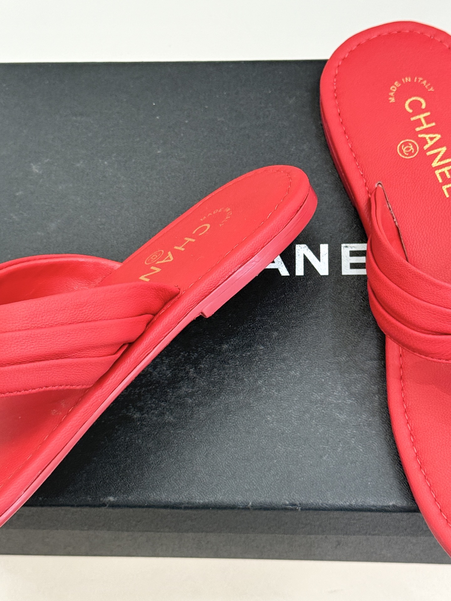 CHANE* ｜小香26M双C度假风夹脚人字拖将经典双C烙印融入简约夹脚设计海滩与都市无缝切换。甄选细腻