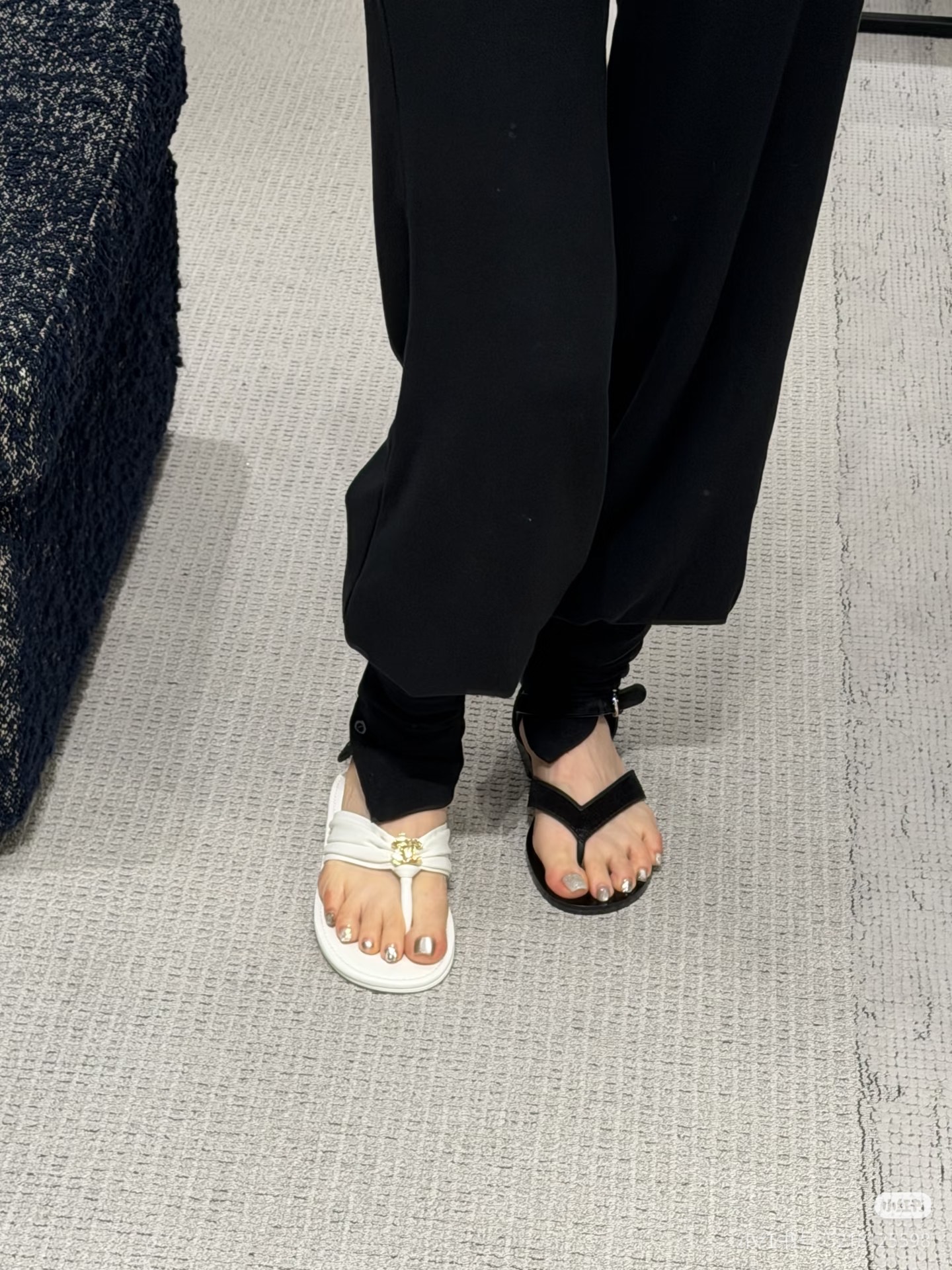 NO:885142,Upper foot demonstration picture, split-toe shoes19860909上脚示范图,分趾鞋,Women's Shoes