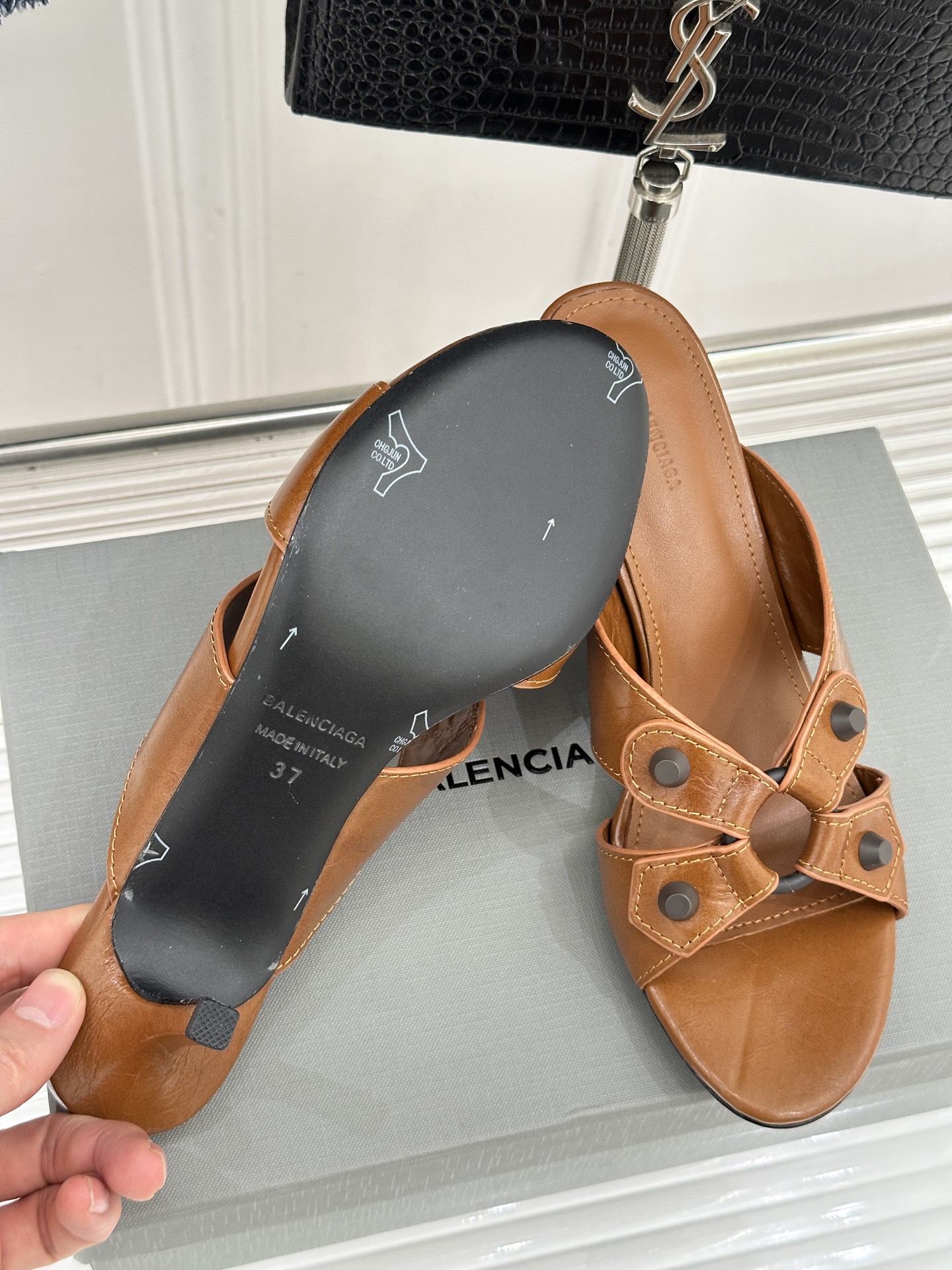 Balenciaga/巴黎世家26WF新品铆钉穆勒高跟拖鞋以叛逆美学重构都市锋芒。甄选细腻真皮打造利落穆