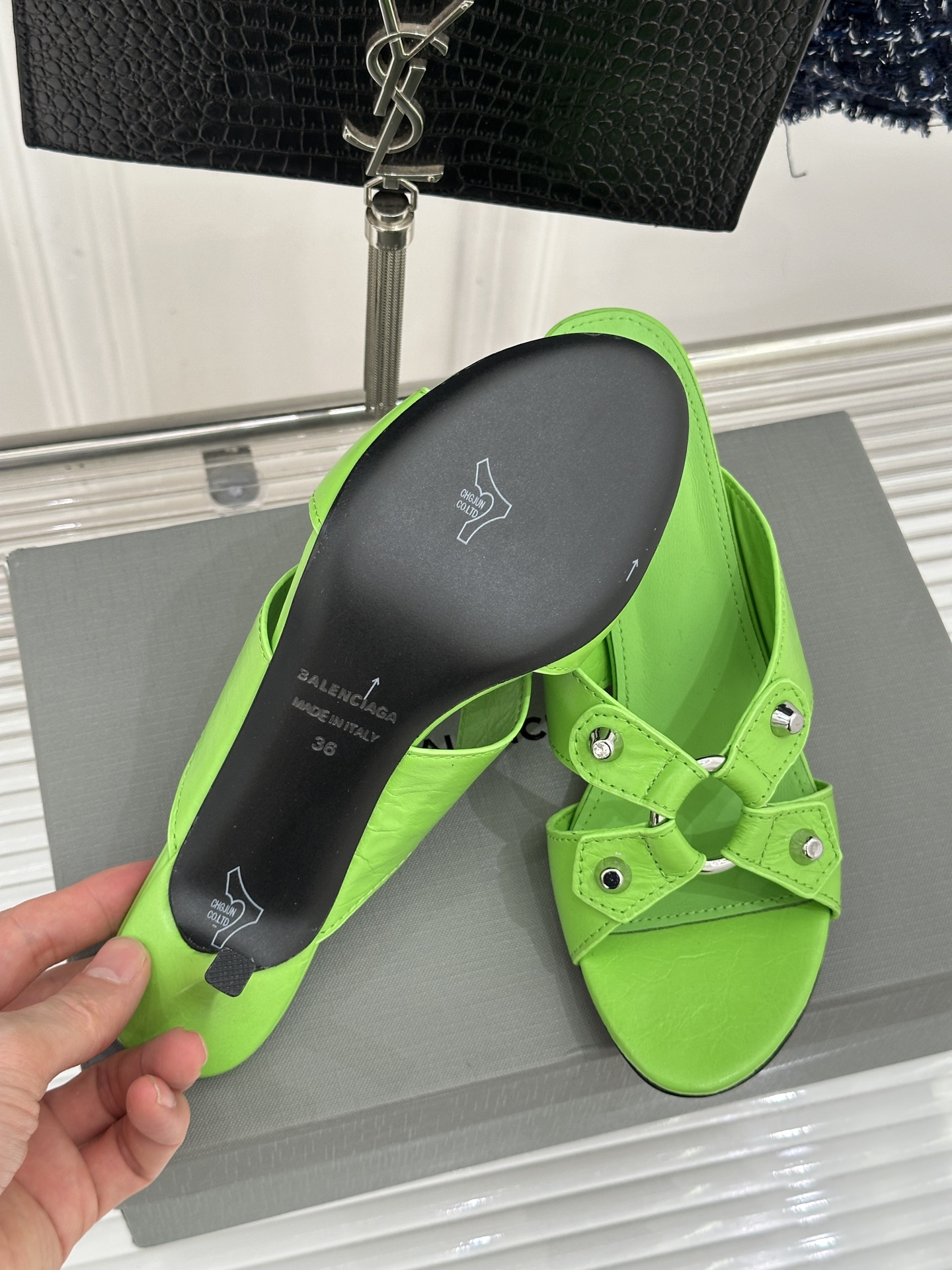 Balenciaga/巴黎世家26WF新品铆钉穆勒高跟拖鞋以叛逆美学重构都市锋芒。甄选细腻真皮打造利落穆