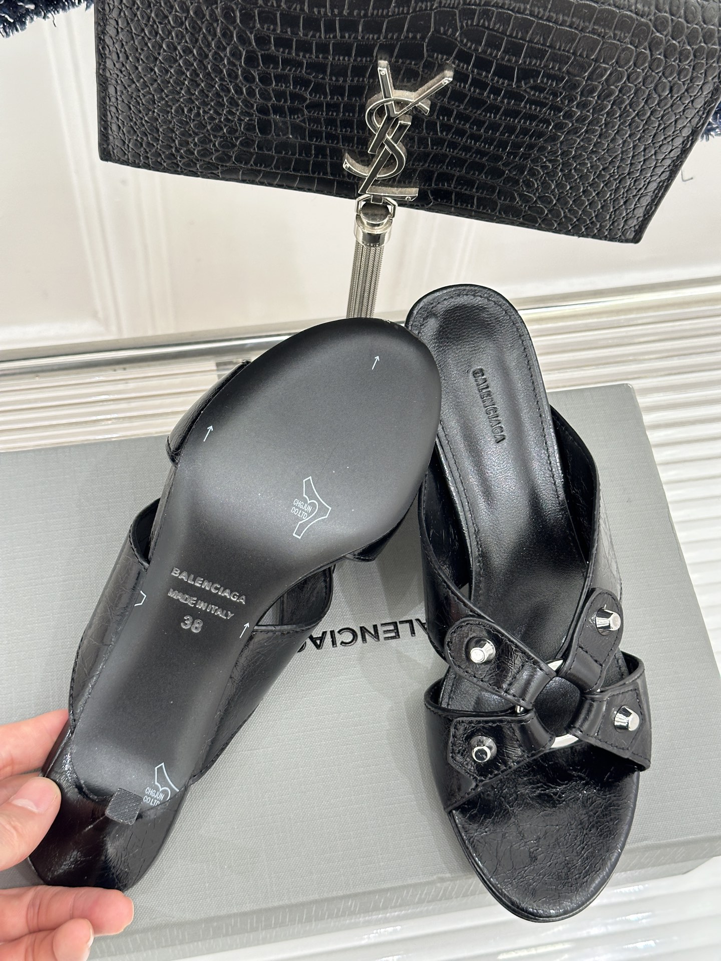 Balenciaga/巴黎世家26WF新品铆钉穆勒高跟拖鞋以叛逆美学重构都市锋芒。甄选细腻真皮打造利落穆