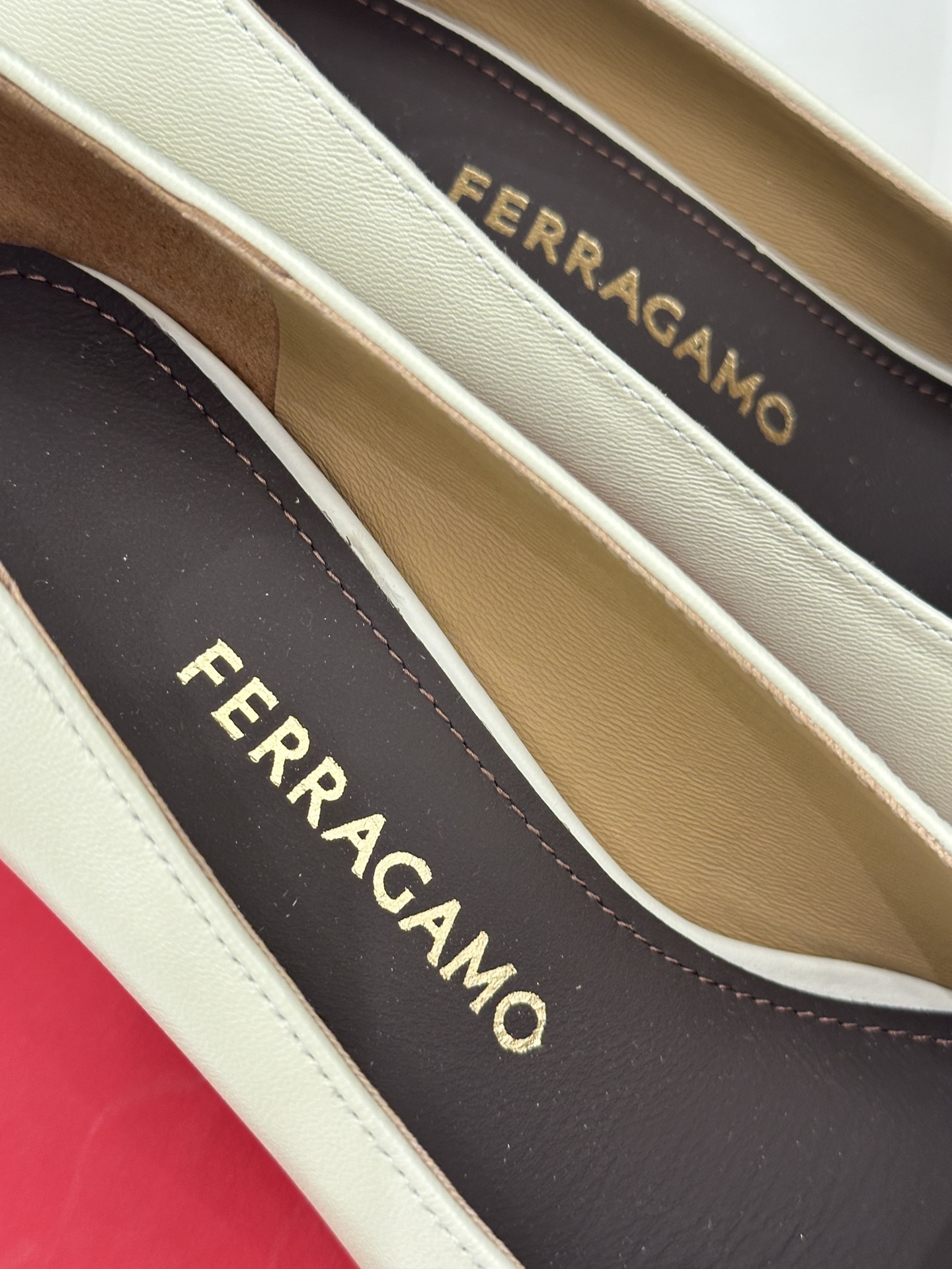 Ferragamo/菲拉格慕26WF新品皮带金属扣单鞋承袭佛罗伦萨匠心 演绎低调奢华。精选细腻牛皮 触感