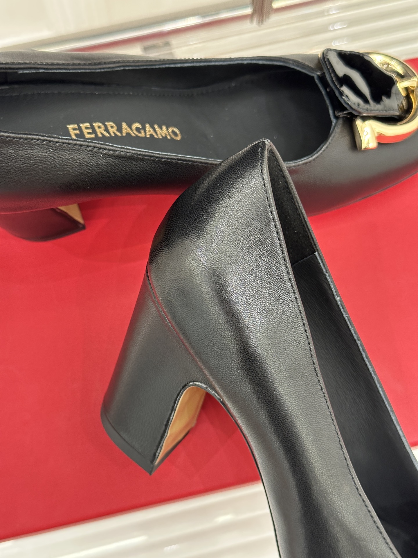 Ferragamo/菲拉格慕26WF新品皮带金属扣单鞋承袭佛罗伦萨匠心 演绎低调奢华。精选细腻牛皮 触感