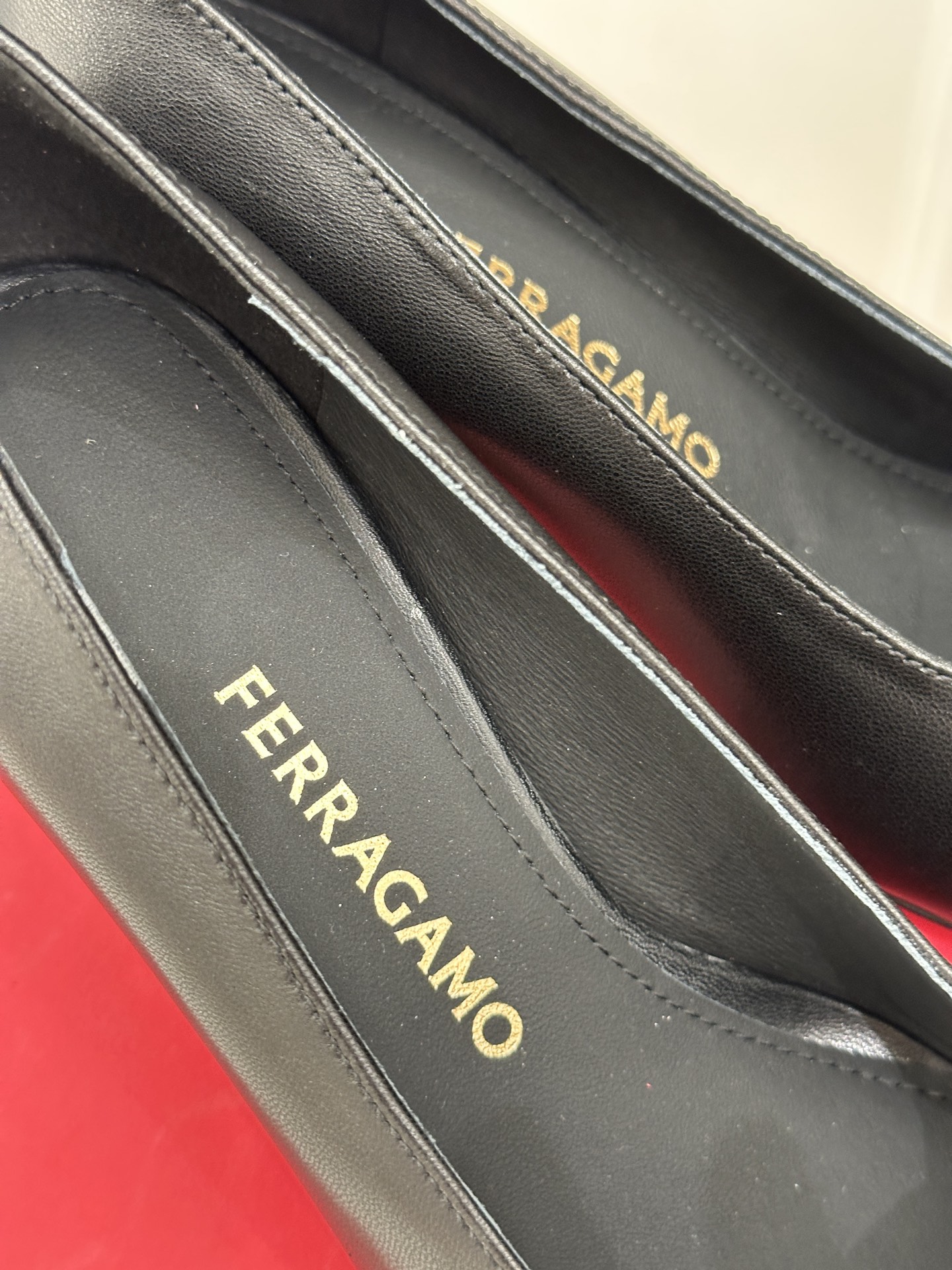 Ferragamo/菲拉格慕26WF新品皮带金属扣单鞋承袭佛罗伦萨匠心 演绎低调奢华。精选细腻牛皮 触感