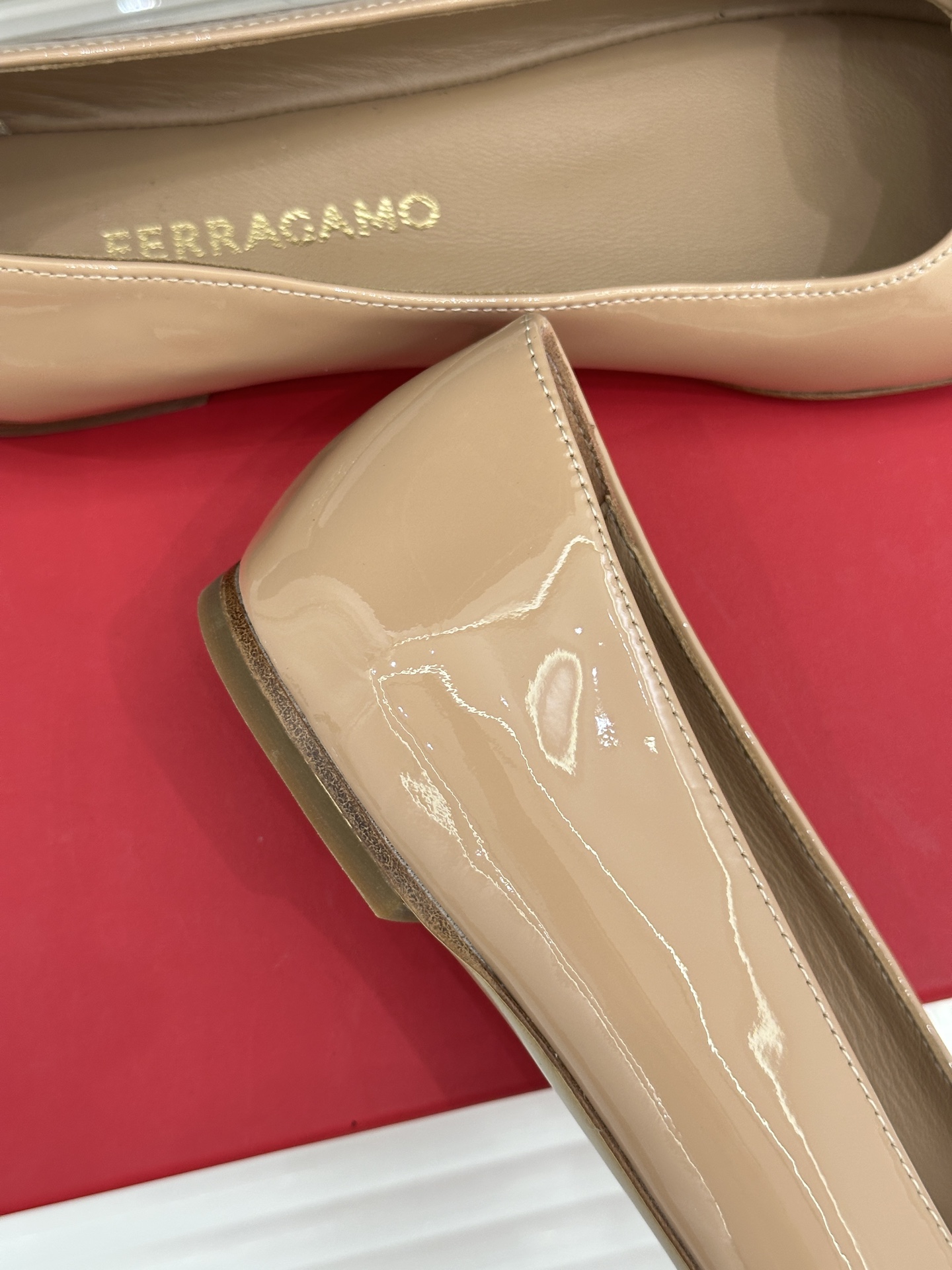 Ferragamo/菲拉格慕26WF新品皮带金属扣单鞋承袭佛罗伦萨匠心 演绎低调奢华。精选细腻牛皮 触感