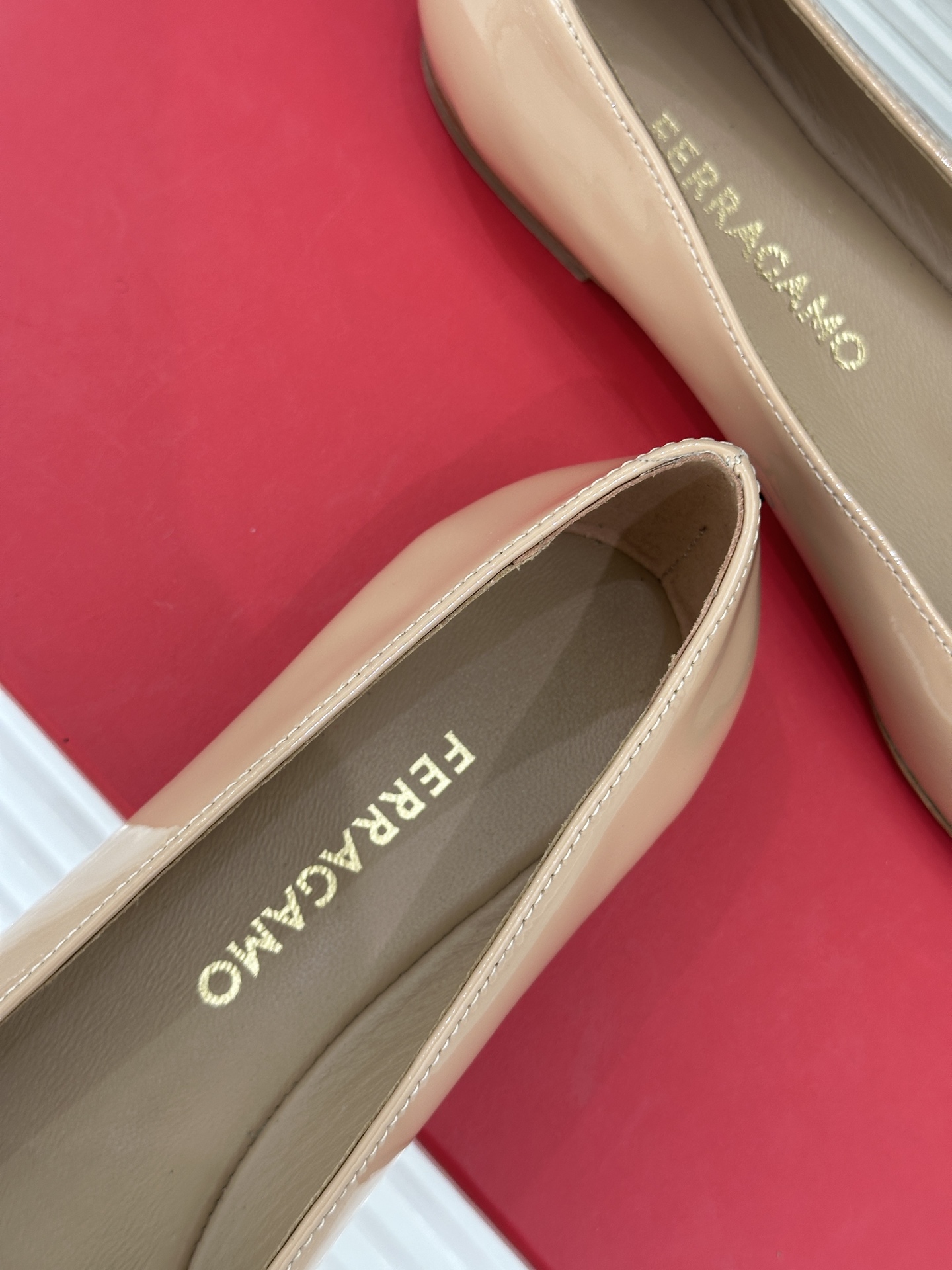 Ferragamo/菲拉格慕26WF新品皮带金属扣单鞋承袭佛罗伦萨匠心 演绎低调奢华。精选细腻牛皮 触感