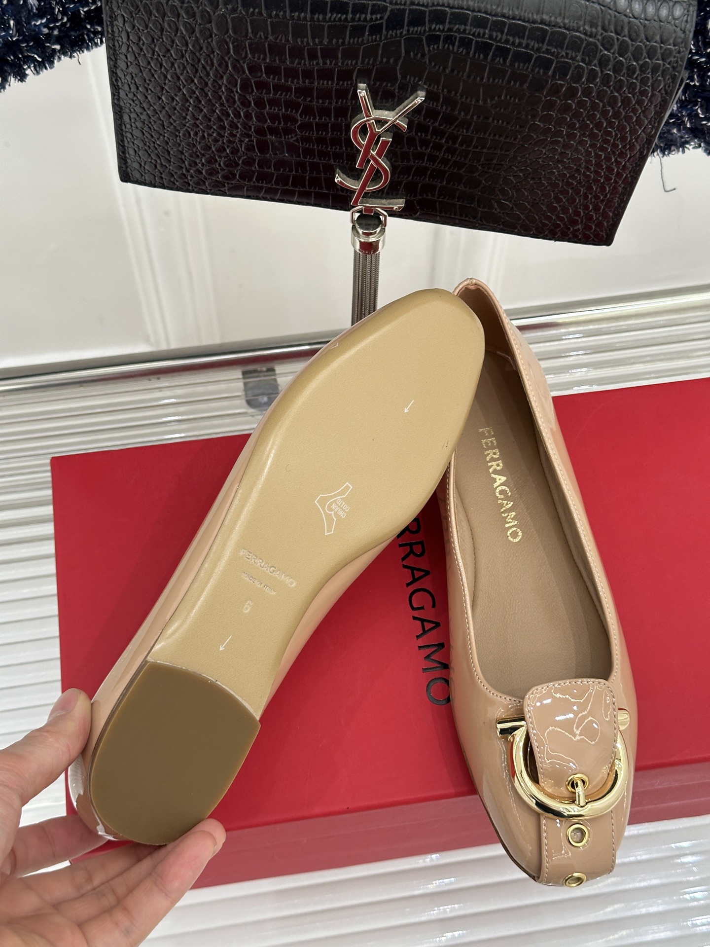 Ferragamo/菲拉格慕26WF新品皮带金属扣单鞋承袭佛罗伦萨匠心 演绎低调奢华。精选细腻牛皮 触感
