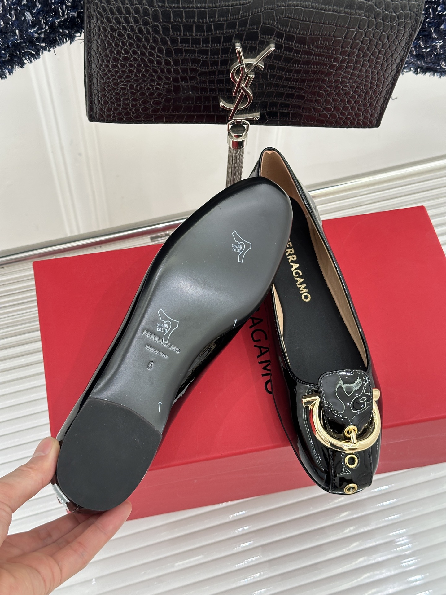 Ferragamo/菲拉格慕26WF新品皮带金属扣单鞋承袭佛罗伦萨匠心 演绎低调奢华。精选细腻牛皮 触感