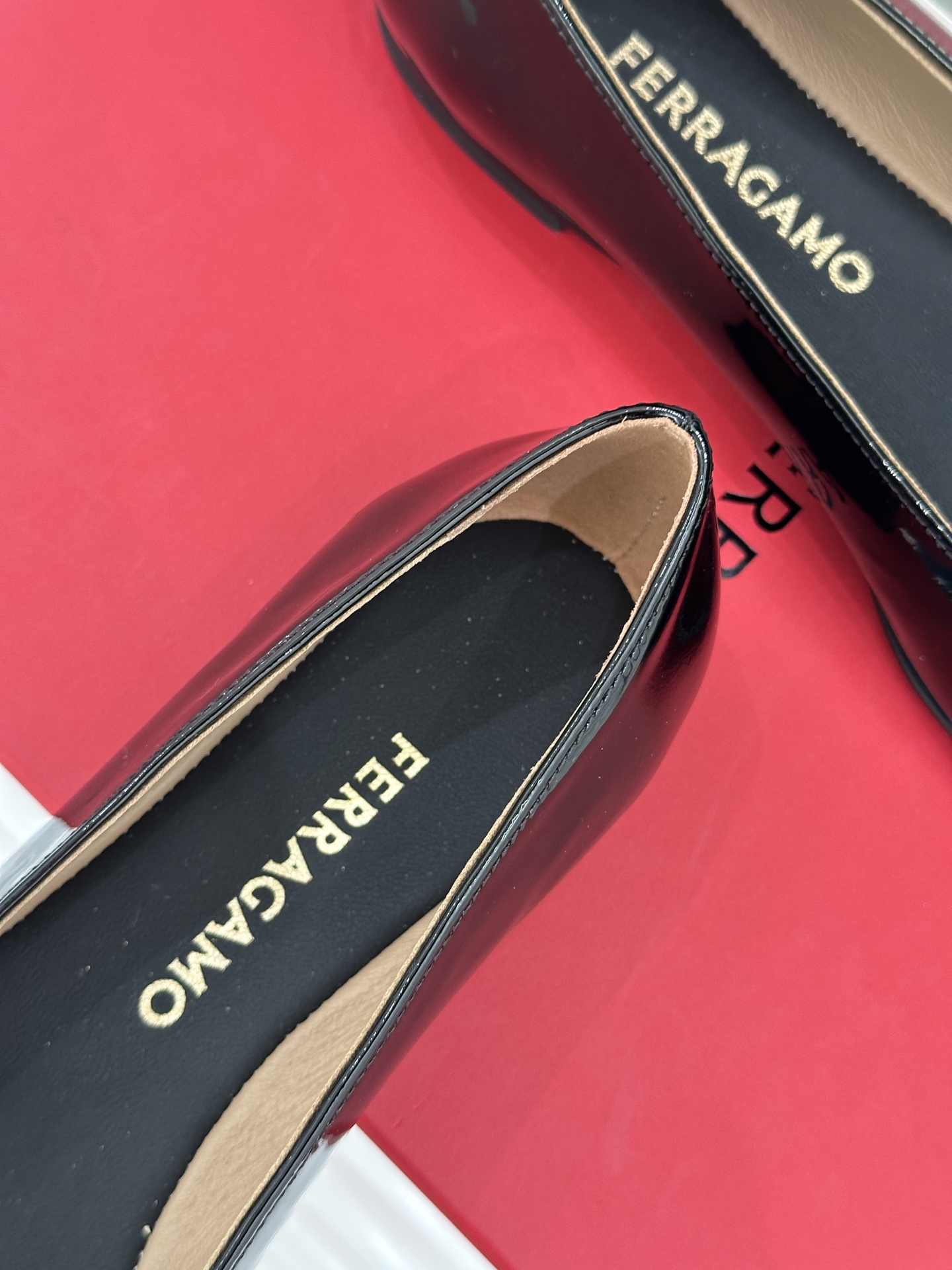 Ferragamo/菲拉格慕26WF新品皮带金属扣单鞋承袭佛罗伦萨匠心 演绎低调奢华。精选细腻牛皮 触感