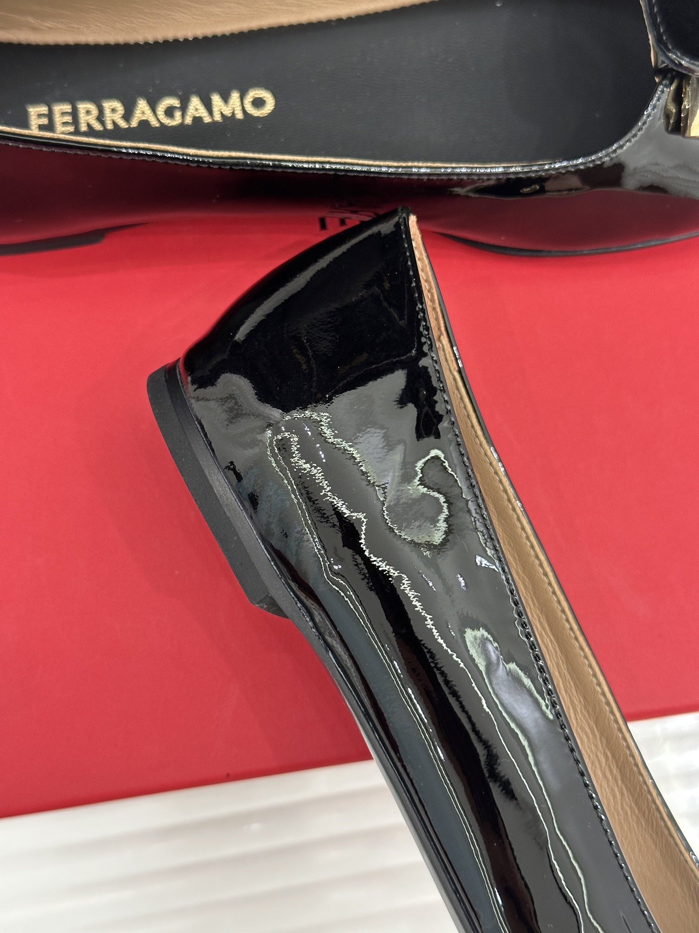 Ferragamo/菲拉格慕26WF新品皮带金属扣单鞋承袭佛罗伦萨匠心 演绎低调奢华。精选细腻牛皮 触感