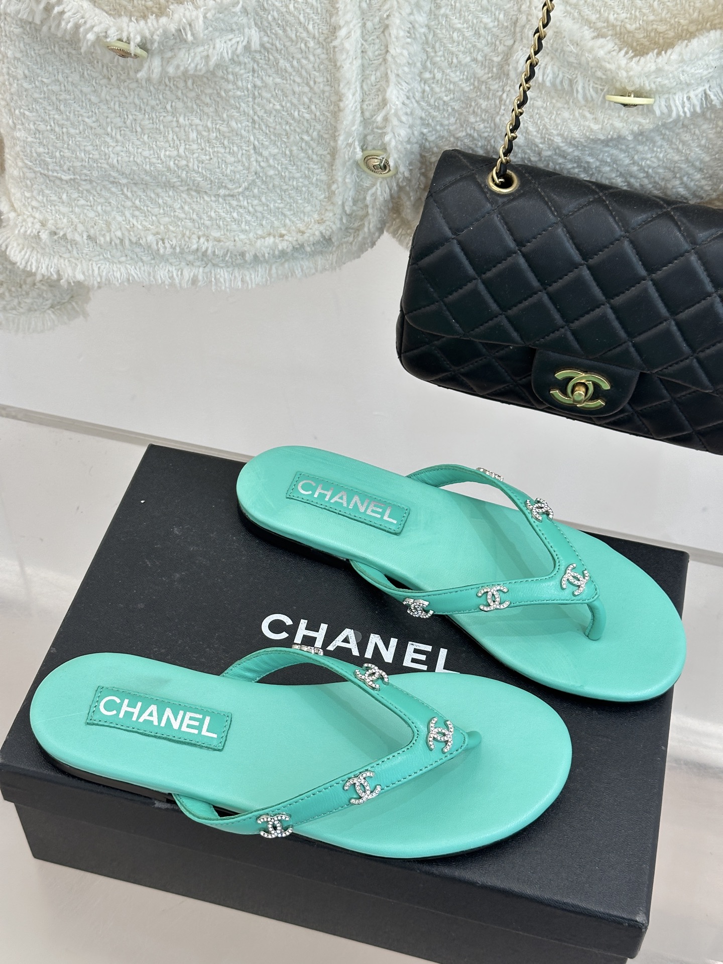 CHANE*｜小香经典双C水钻夹脚人字拖夏天的人字拖莫名让人感到自由带上镶嵌了双C水晶标志 太精致了也太