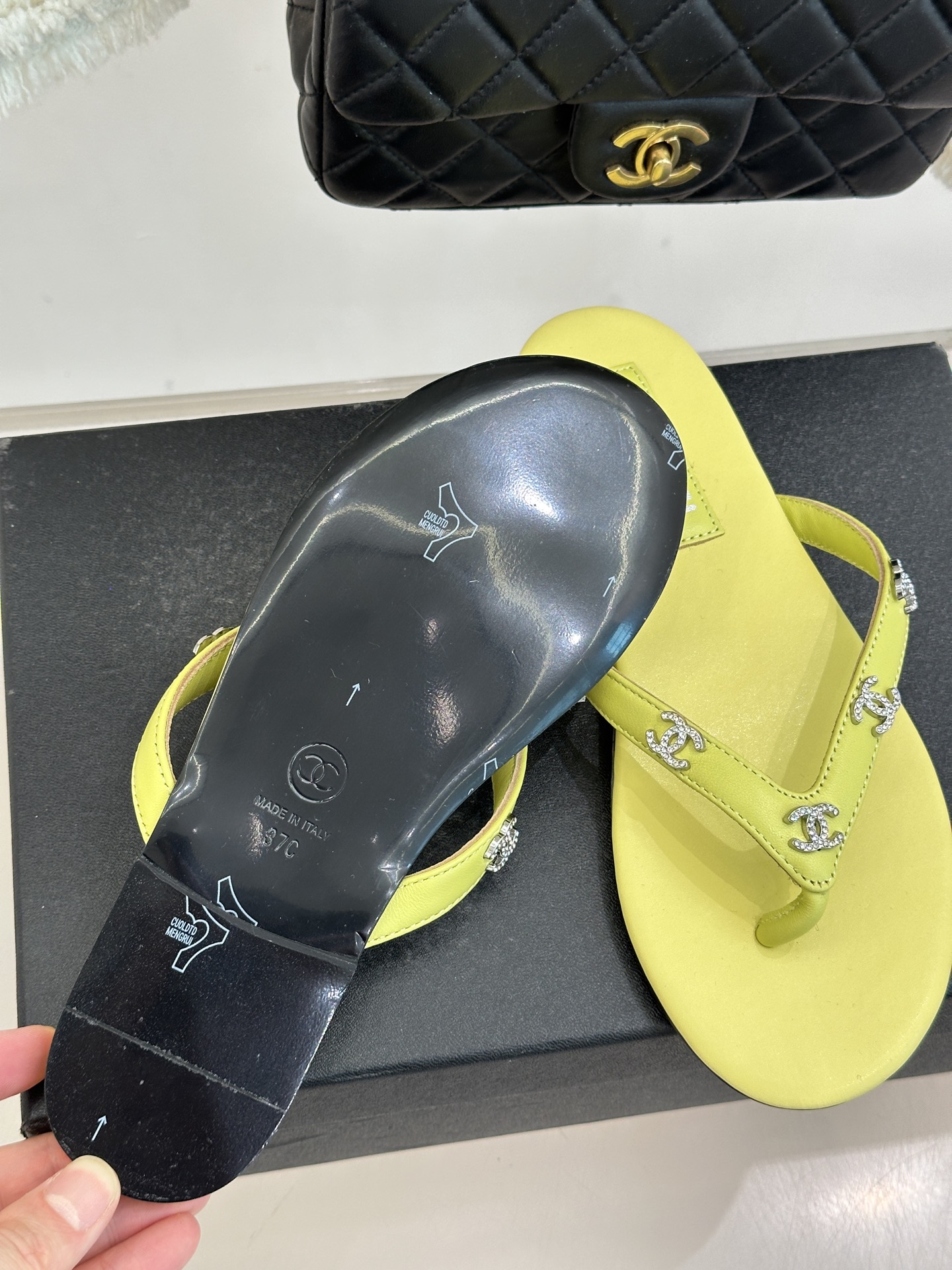 CHANE*｜小香经典双C水钻夹脚人字拖夏天的人字拖莫名让人感到自由带上镶嵌了双C水晶标志 太精致了也太
