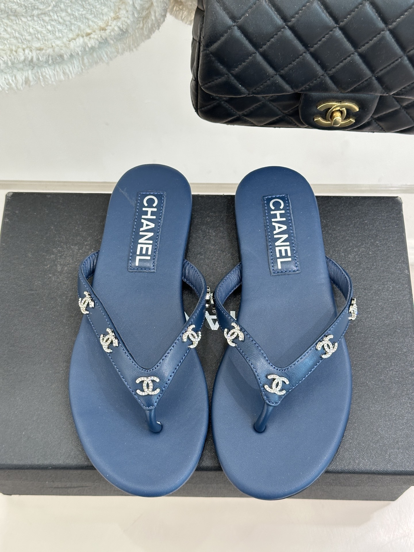 CHANE*｜小香经典双C水钻夹脚人字拖夏天的人字拖莫名让人感到自由带上镶嵌了双C水晶标志 太精致了也太