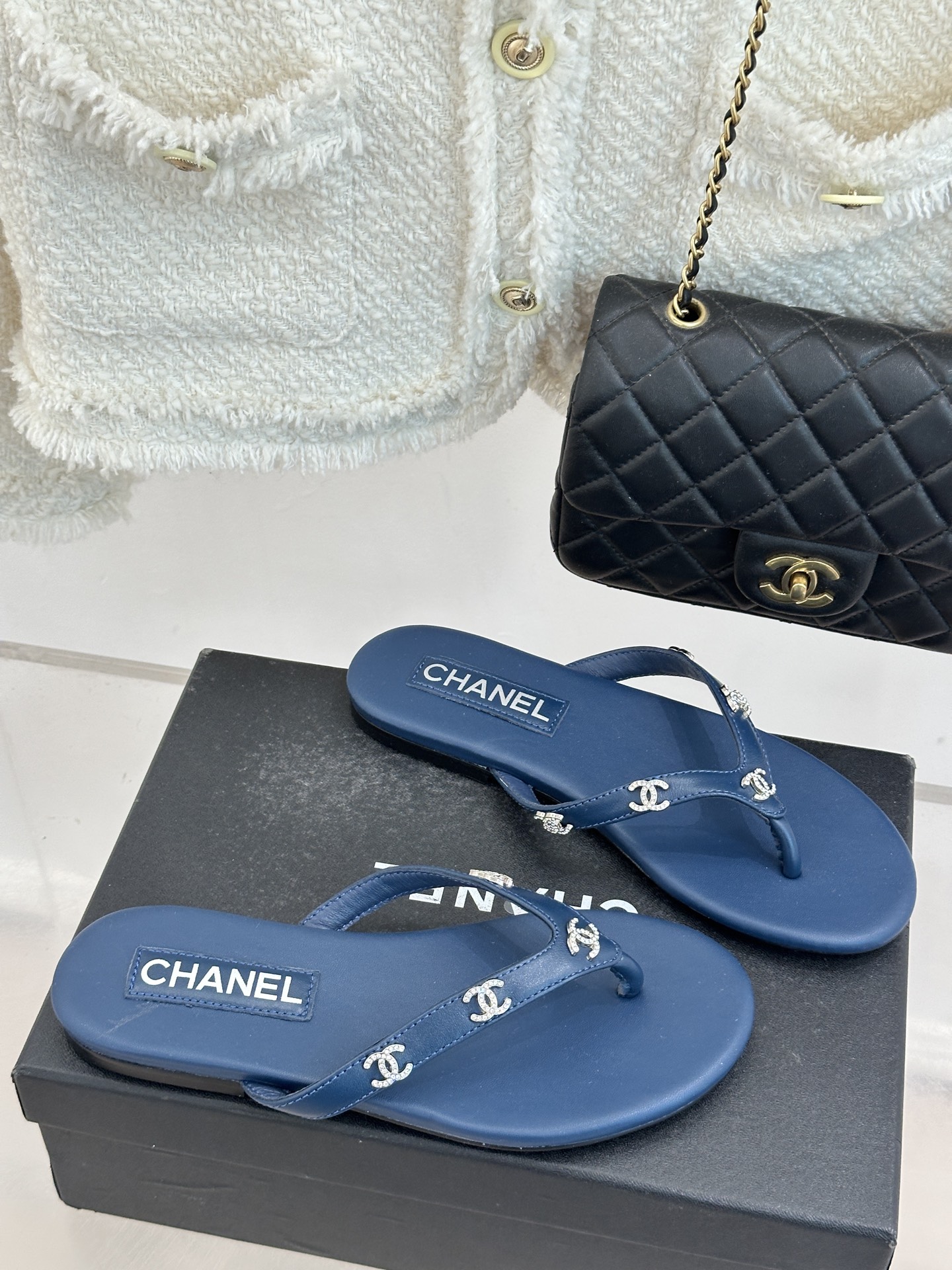 CHANE*｜小香经典双C水钻夹脚人字拖夏天的人字拖莫名让人感到自由带上镶嵌了双C水晶标志 太精致了也太