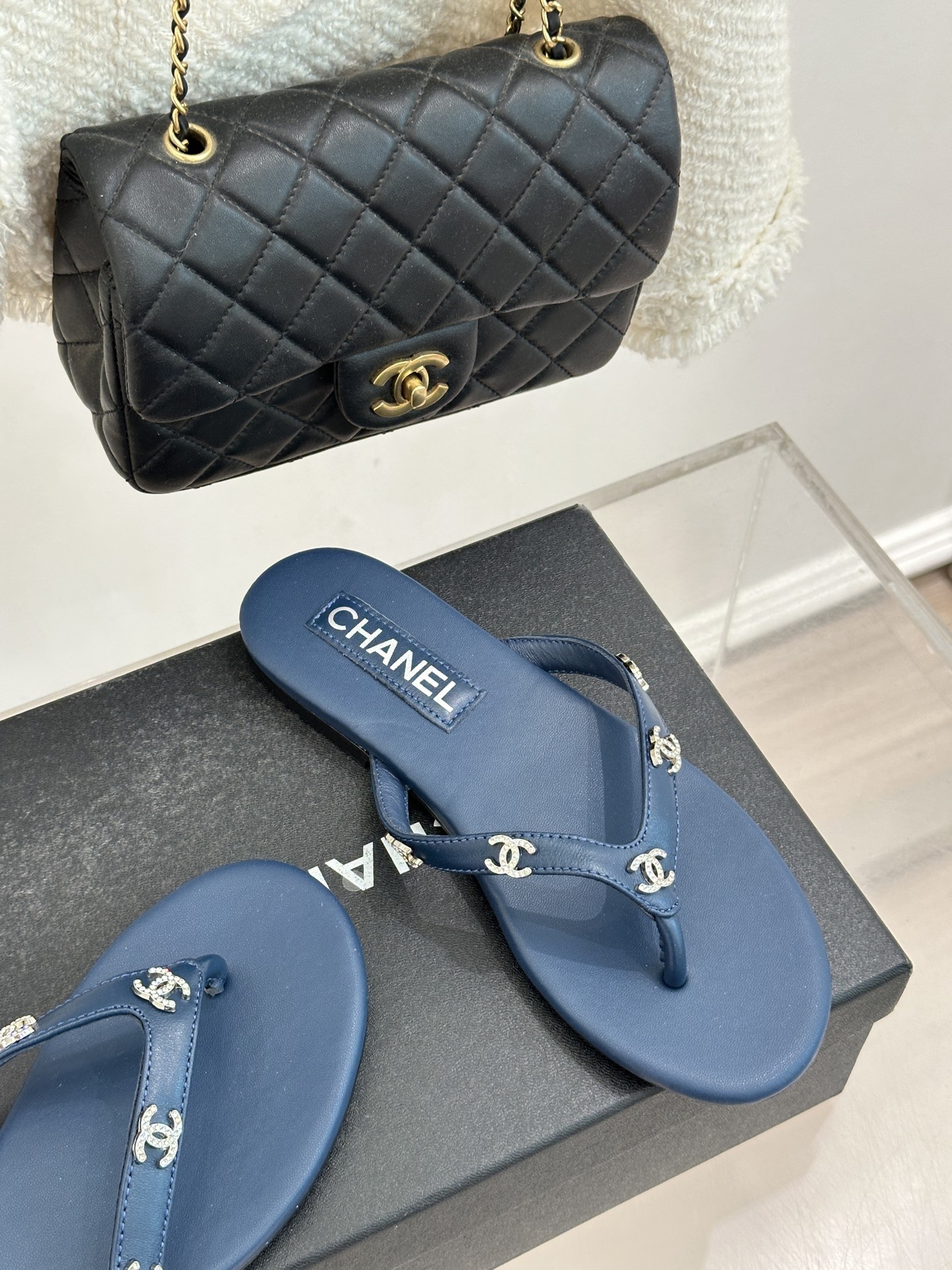 CHANE*｜小香经典双C水钻夹脚人字拖夏天的人字拖莫名让人感到自由带上镶嵌了双C水晶标志 太精致了也太