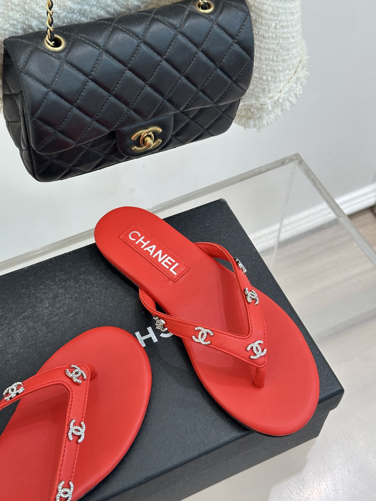 CHANE*｜小香经典双C水钻夹脚人字拖夏天的人字拖莫名让人感到自由带上镶嵌了双C水晶标志 太精致了也太