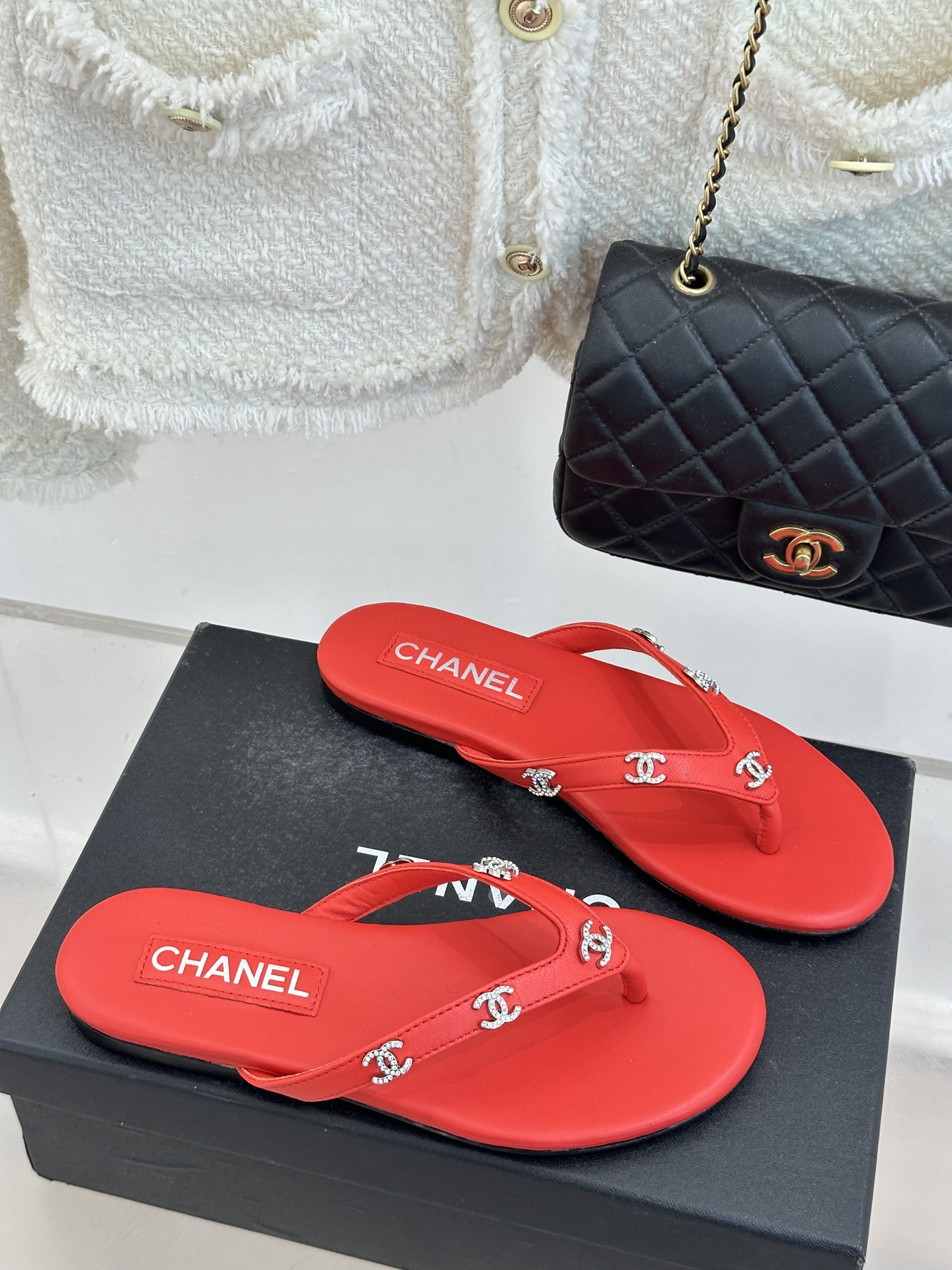 CHANE*｜小香经典双C水钻夹脚人字拖夏天的人字拖莫名让人感到自由带上镶嵌了双C水晶标志 太精致了也太