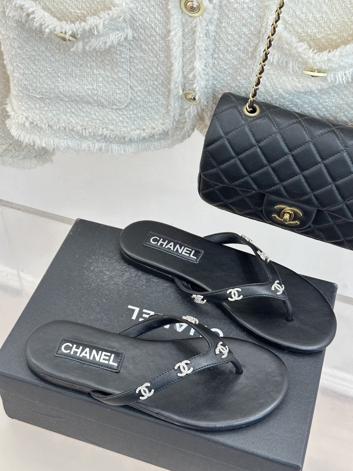 CHANE*｜小香经典双C水钻夹脚人字拖夏天的人字拖莫名让人感到自由带上镶嵌了双C水晶标志 太精致了也太