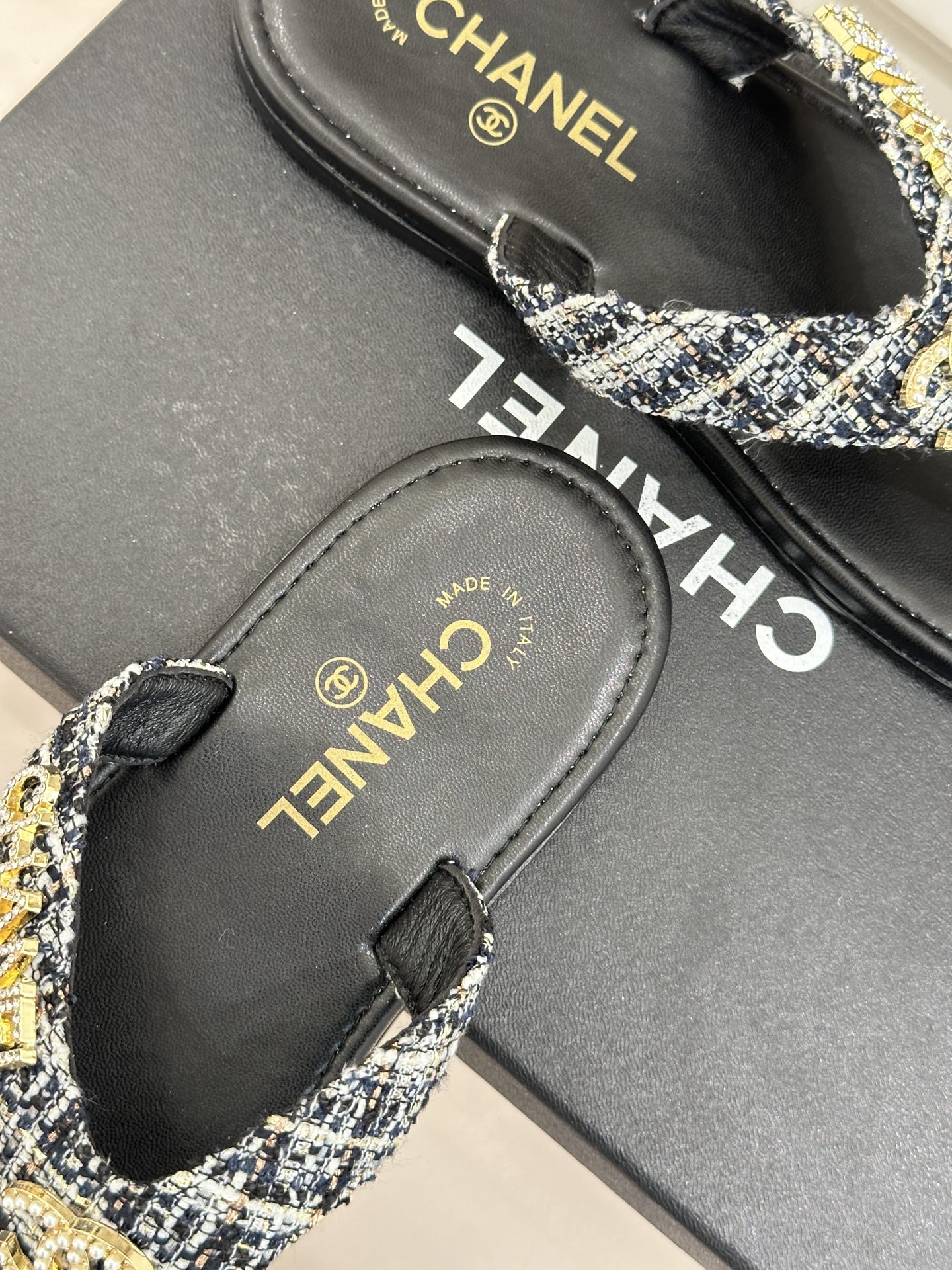 CHANE*｜小香经典双C水钻字母夹脚人字拖鞋诠释富家千金的夏日松弛感。夹脚设计贴合足型 柔软轻盈无负担