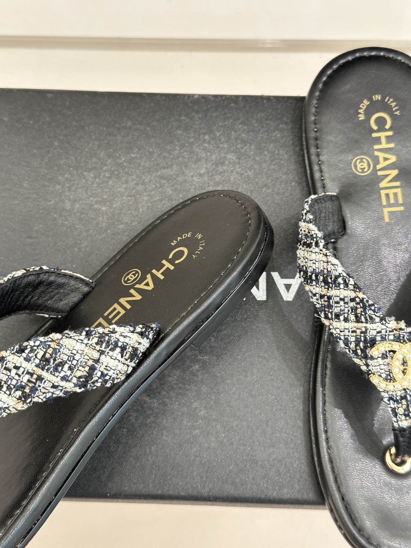 CHANE*｜小香经典双C水钻字母夹脚人字拖鞋诠释富家千金的夏日松弛感。夹脚设计贴合足型 柔软轻盈无负担