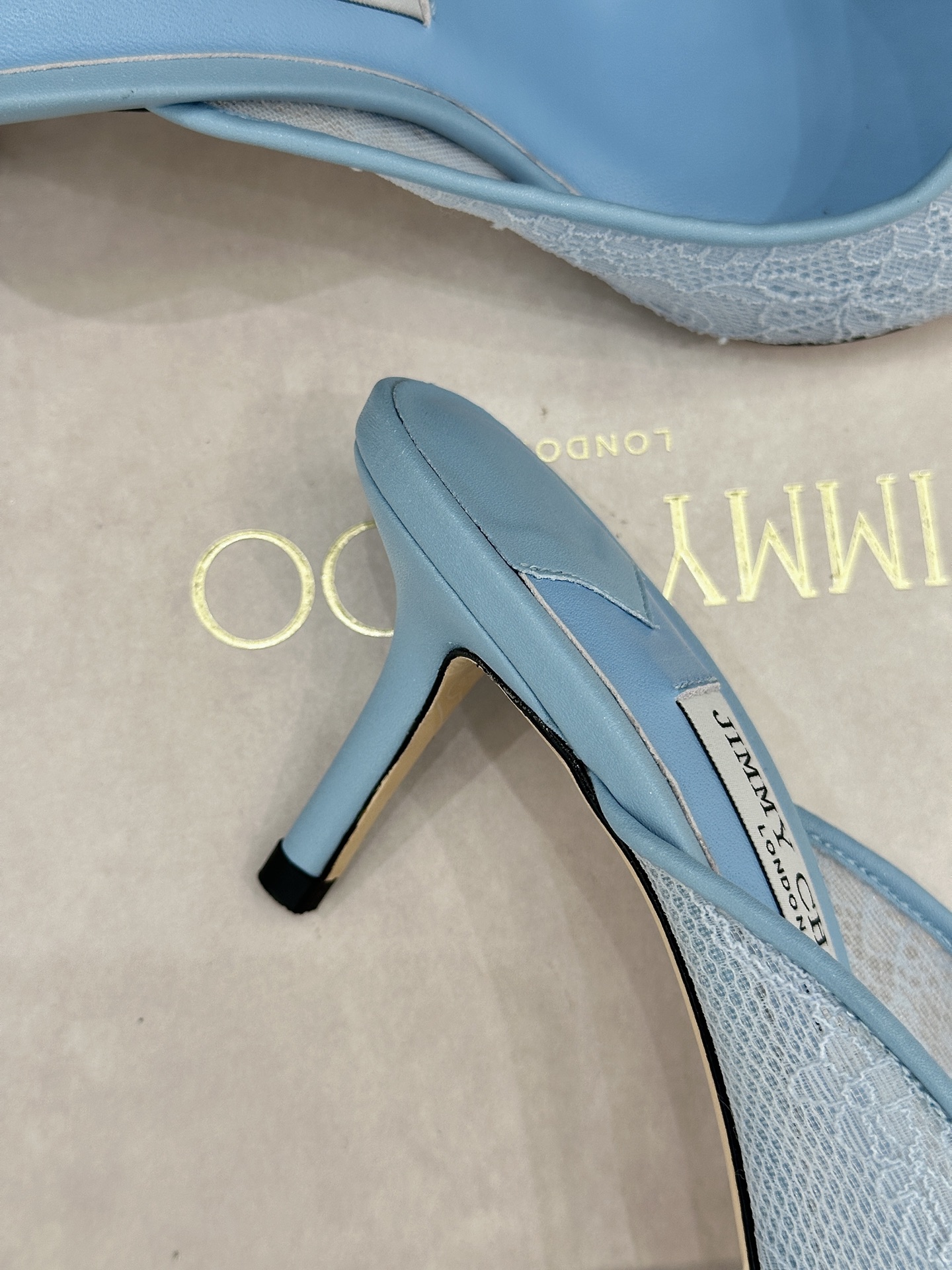 Jimmy Choo/吉米周26WF新品蕾丝金属头高跟拖鞋承袭品牌30年英伦奢雅基因这款凉鞋解锁现代女性