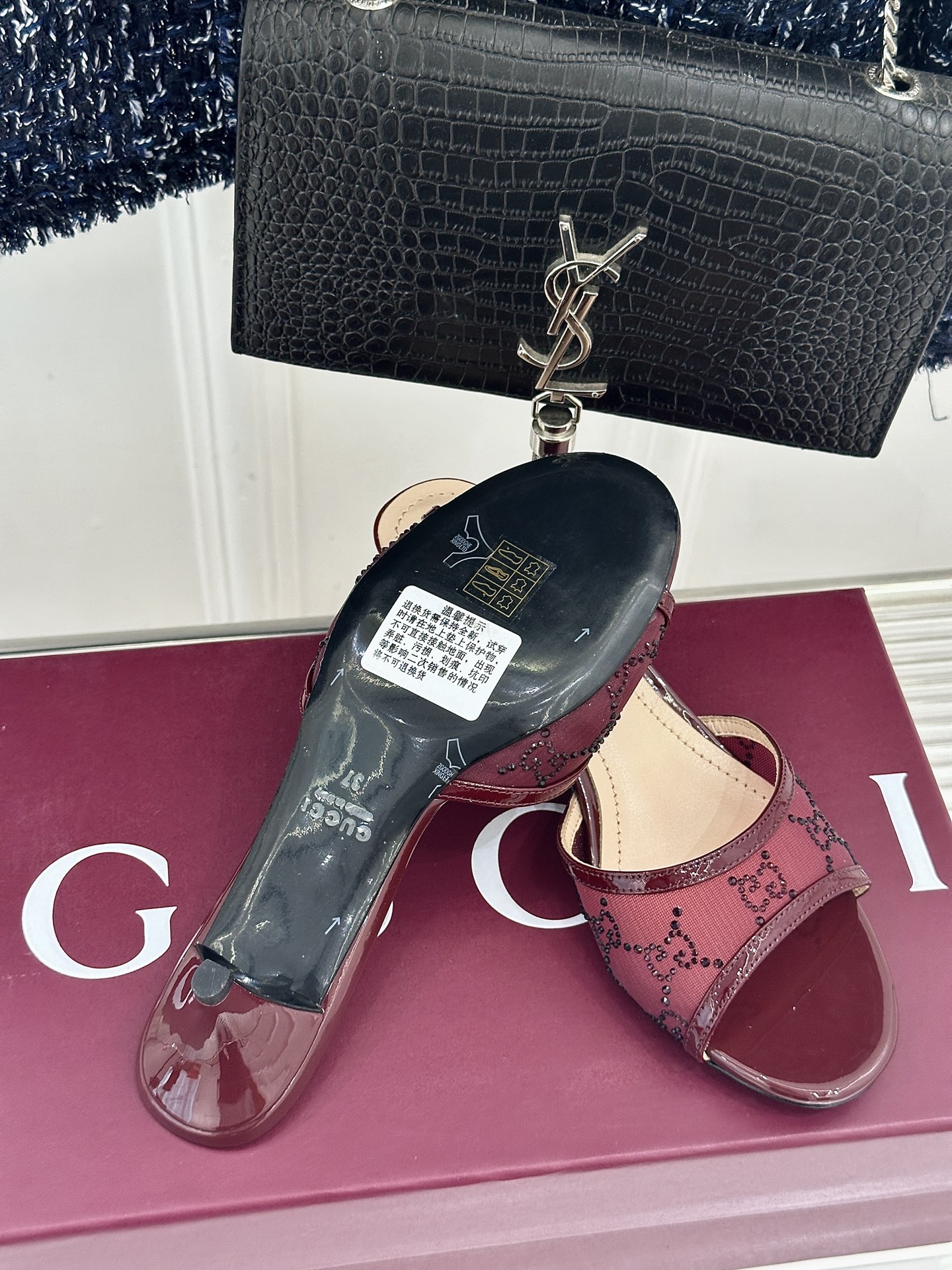 Gucci/古驰26WF新品网纱水钻高跟凉鞋拖鞋在一双凉鞋上续写百年奢韵。是复古与璀璨的惊艳邂逅让每一步