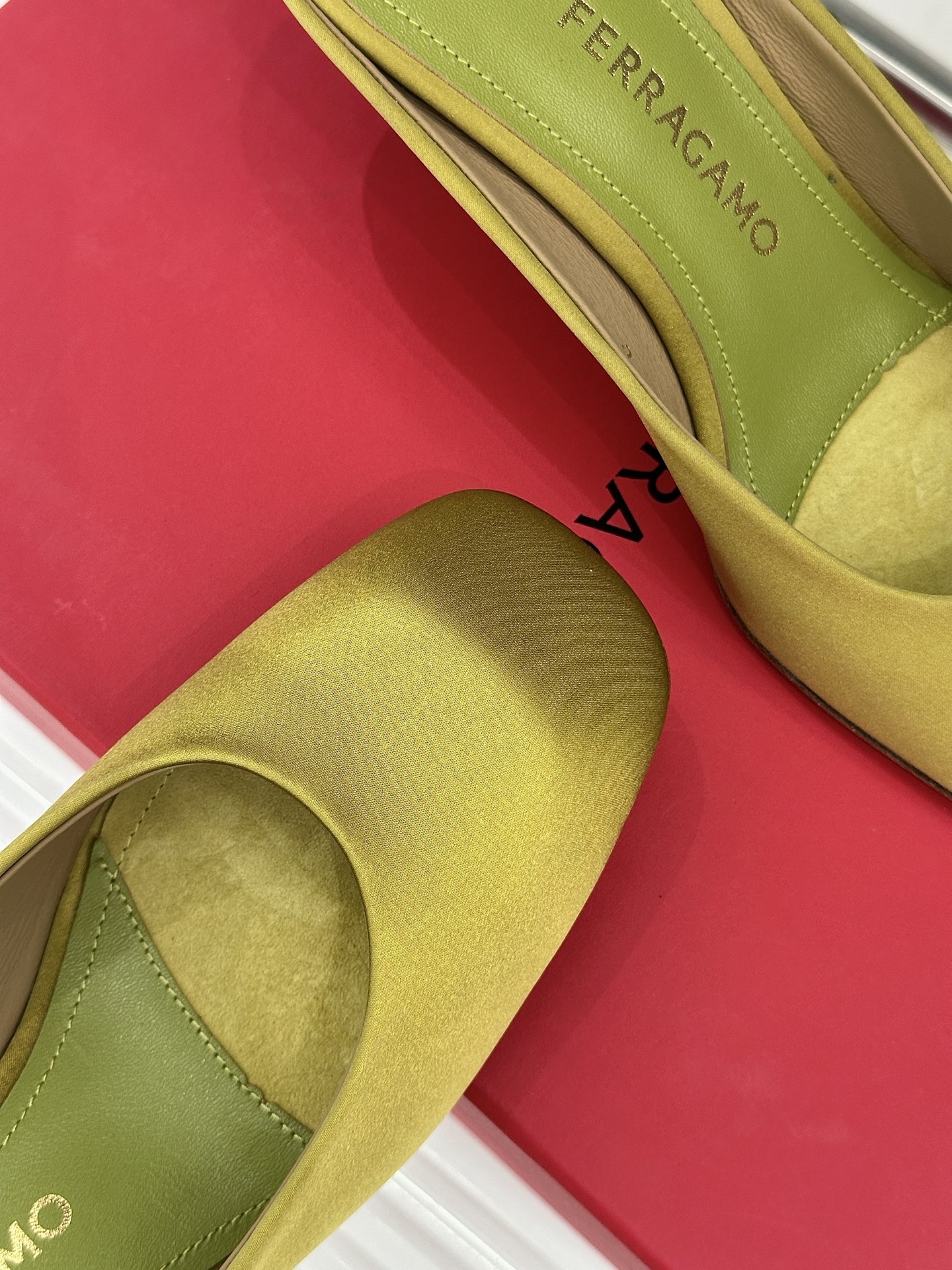 Ferragamo/菲拉格慕26WF新品极简方头异形金属跟高跟拖鞋以极简主义重构都市高跟美学。利落方头剪