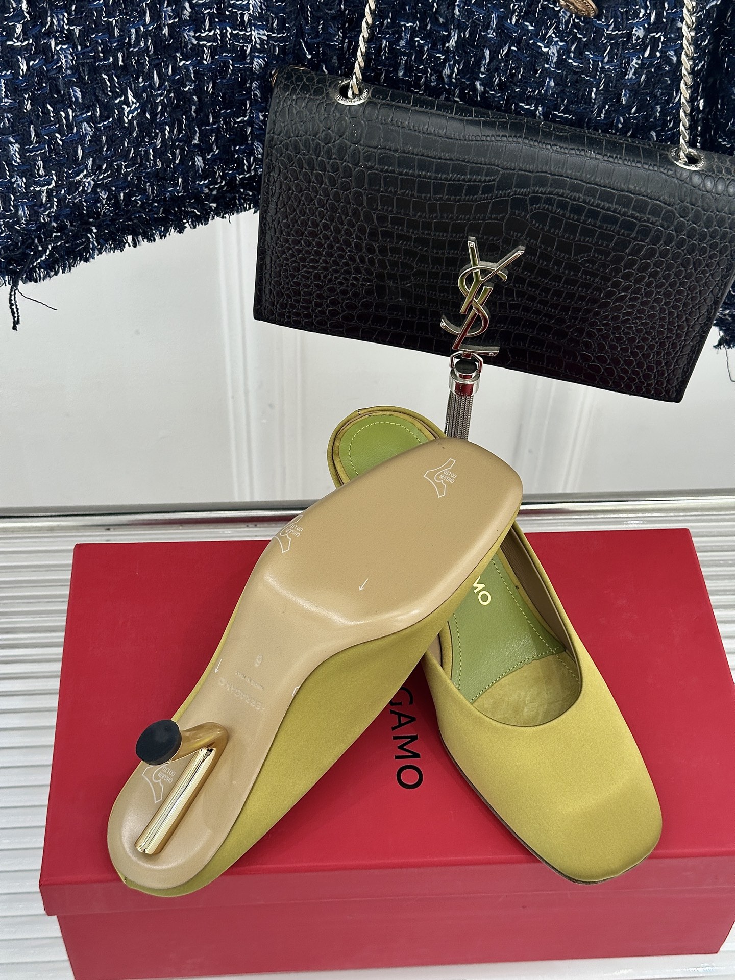Ferragamo/菲拉格慕26WF新品极简方头异形金属跟高跟拖鞋以极简主义重构都市高跟美学。利落方头剪