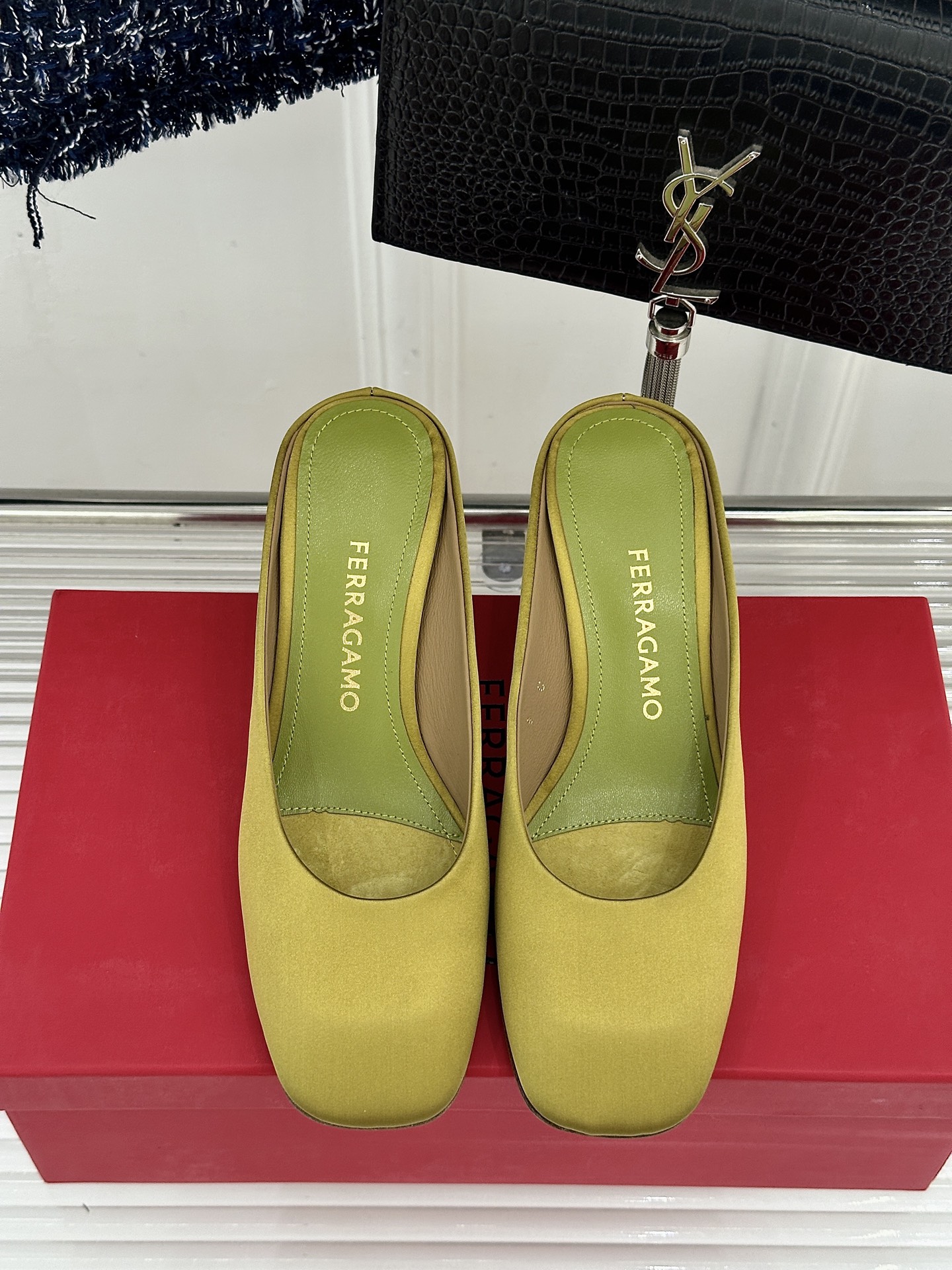 Ferragamo/菲拉格慕26WF新品极简方头异形金属跟高跟拖鞋以极简主义重构都市高跟美学。利落方头剪